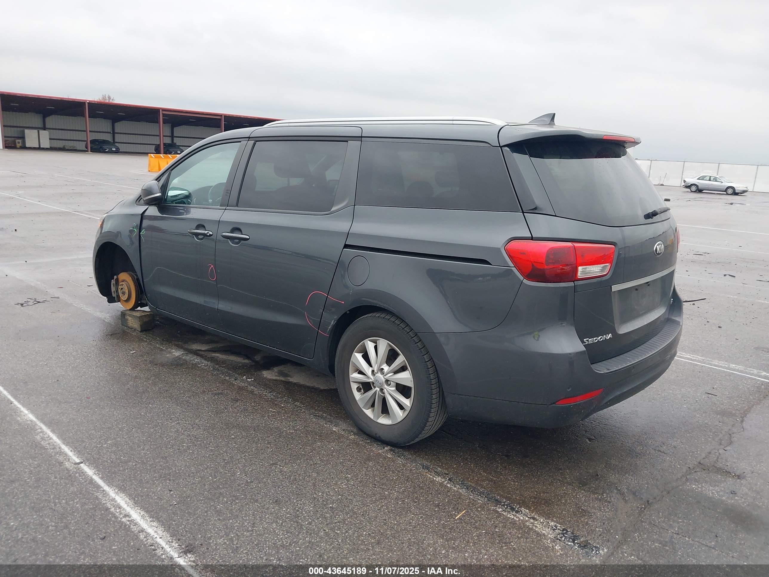KIA SEDONA image 3