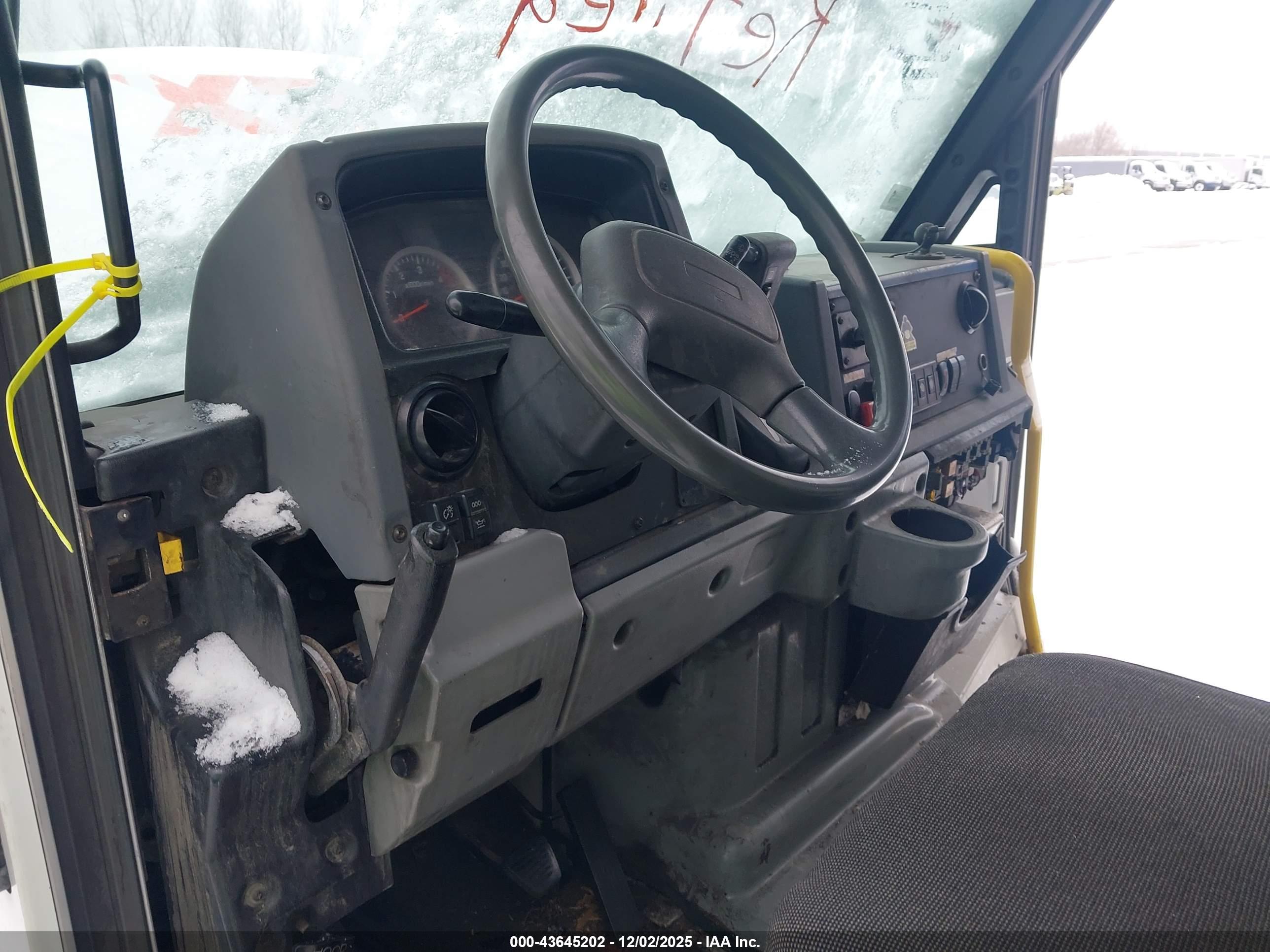 ISUZU COMMERCIAL image 8