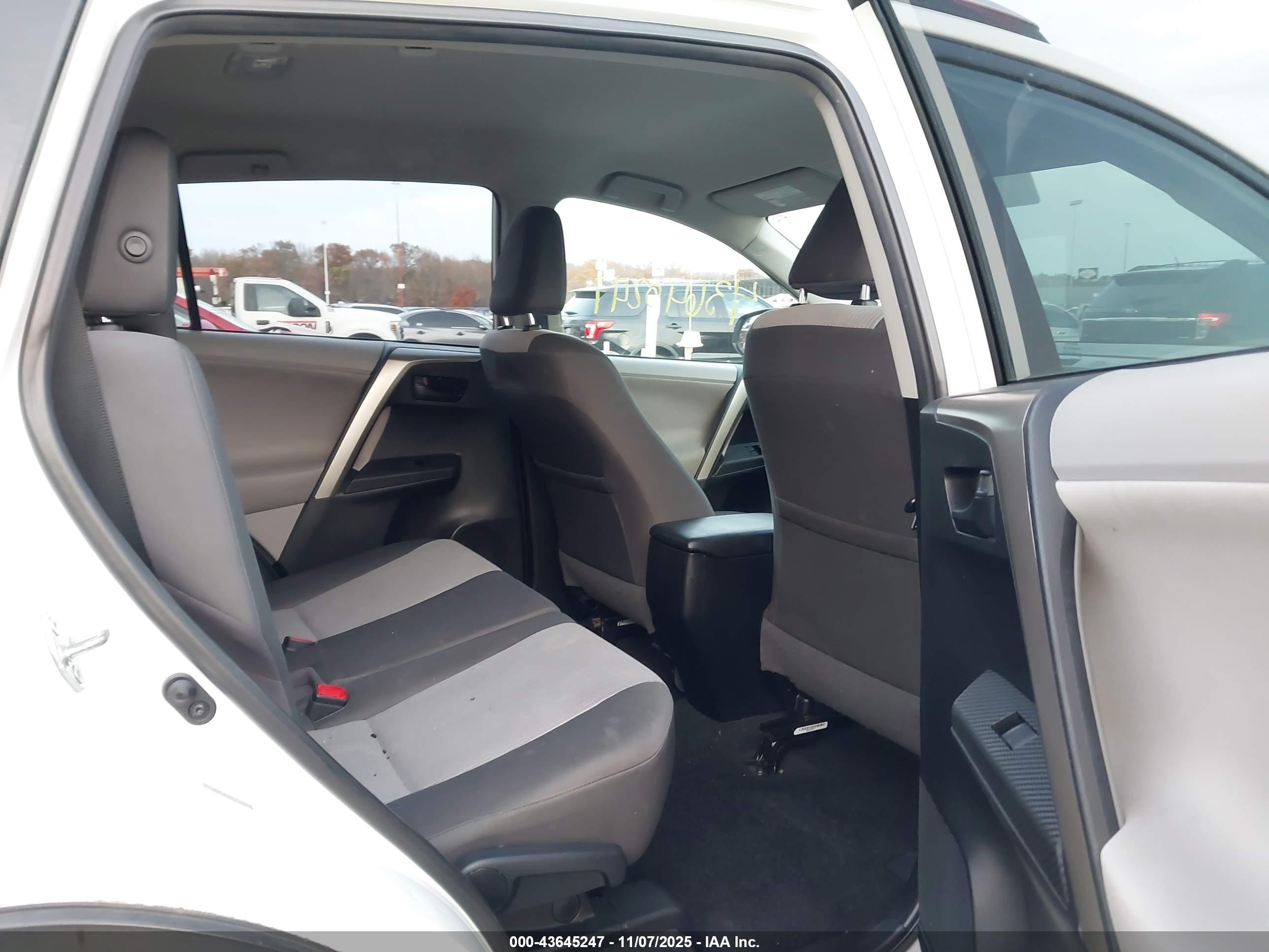TOYOTA RAV4 image 8