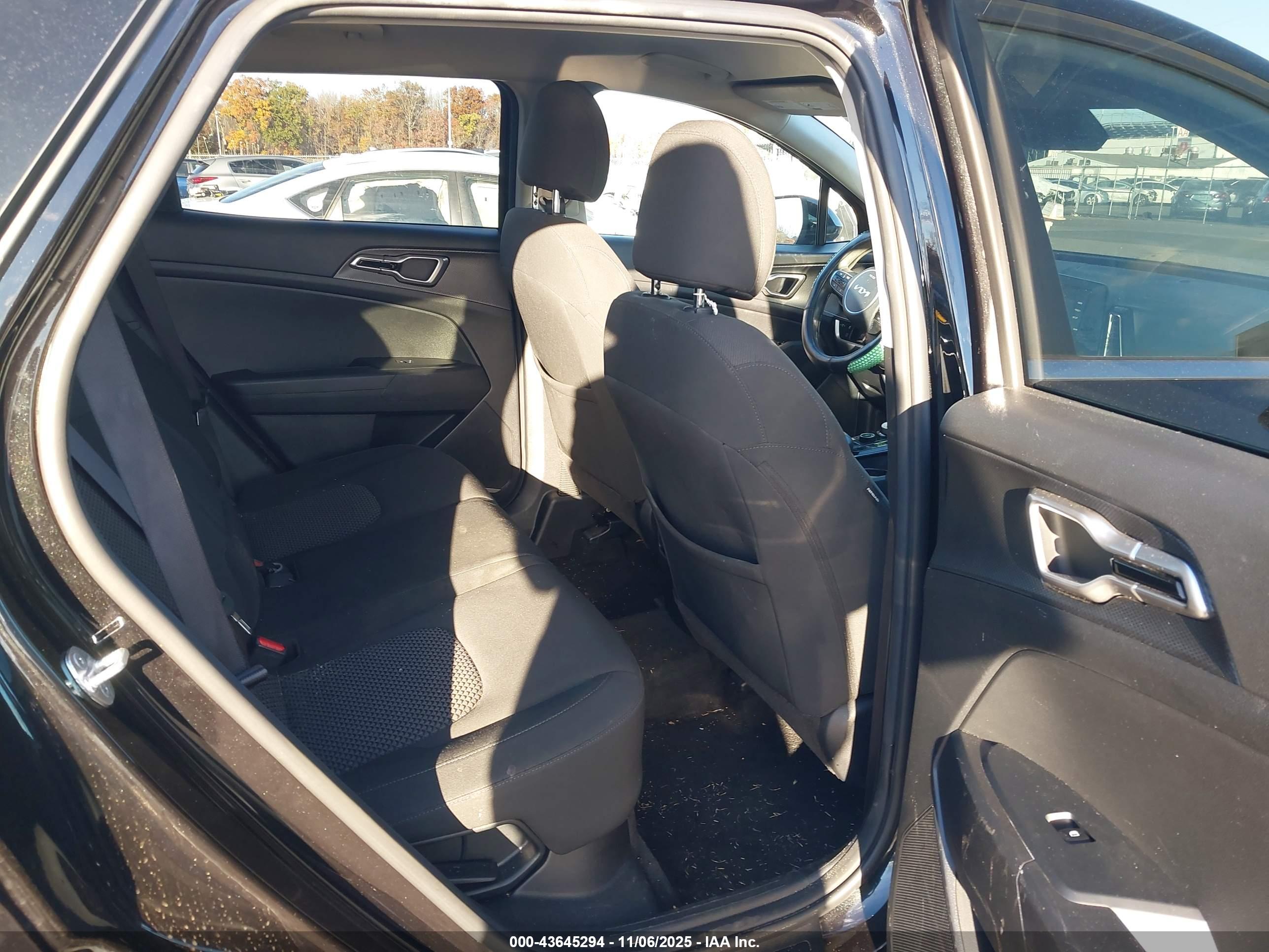 KIA SPORTAGE image 8