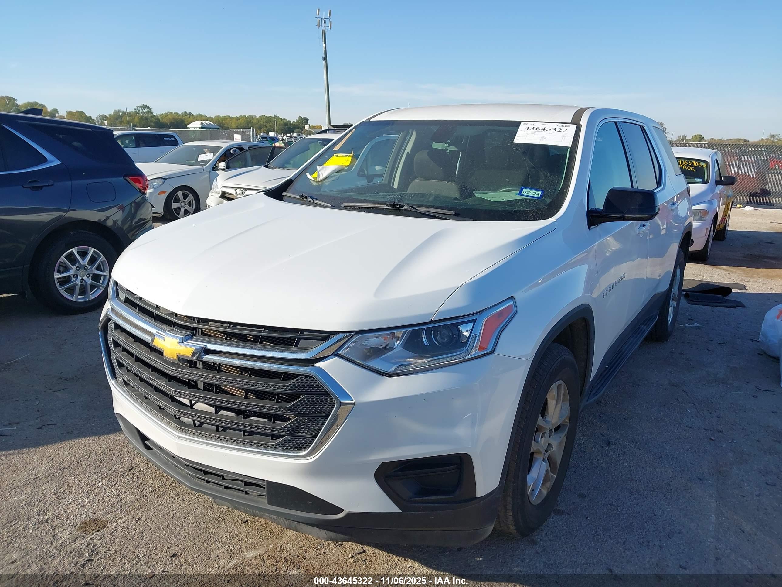 CHEVROLET TRAVERSE image 2