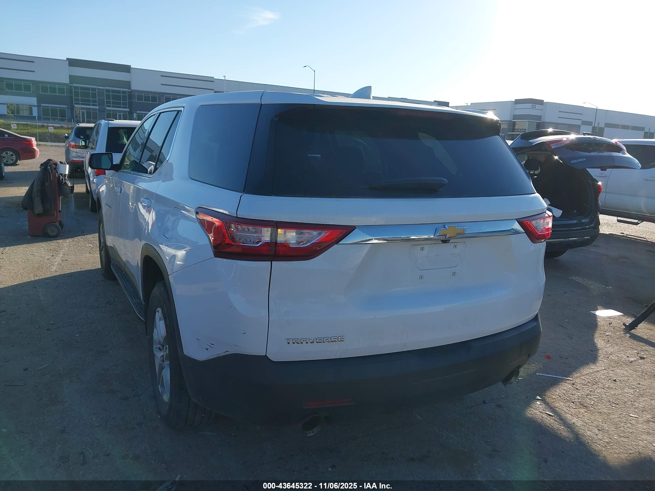CHEVROLET TRAVERSE image 3