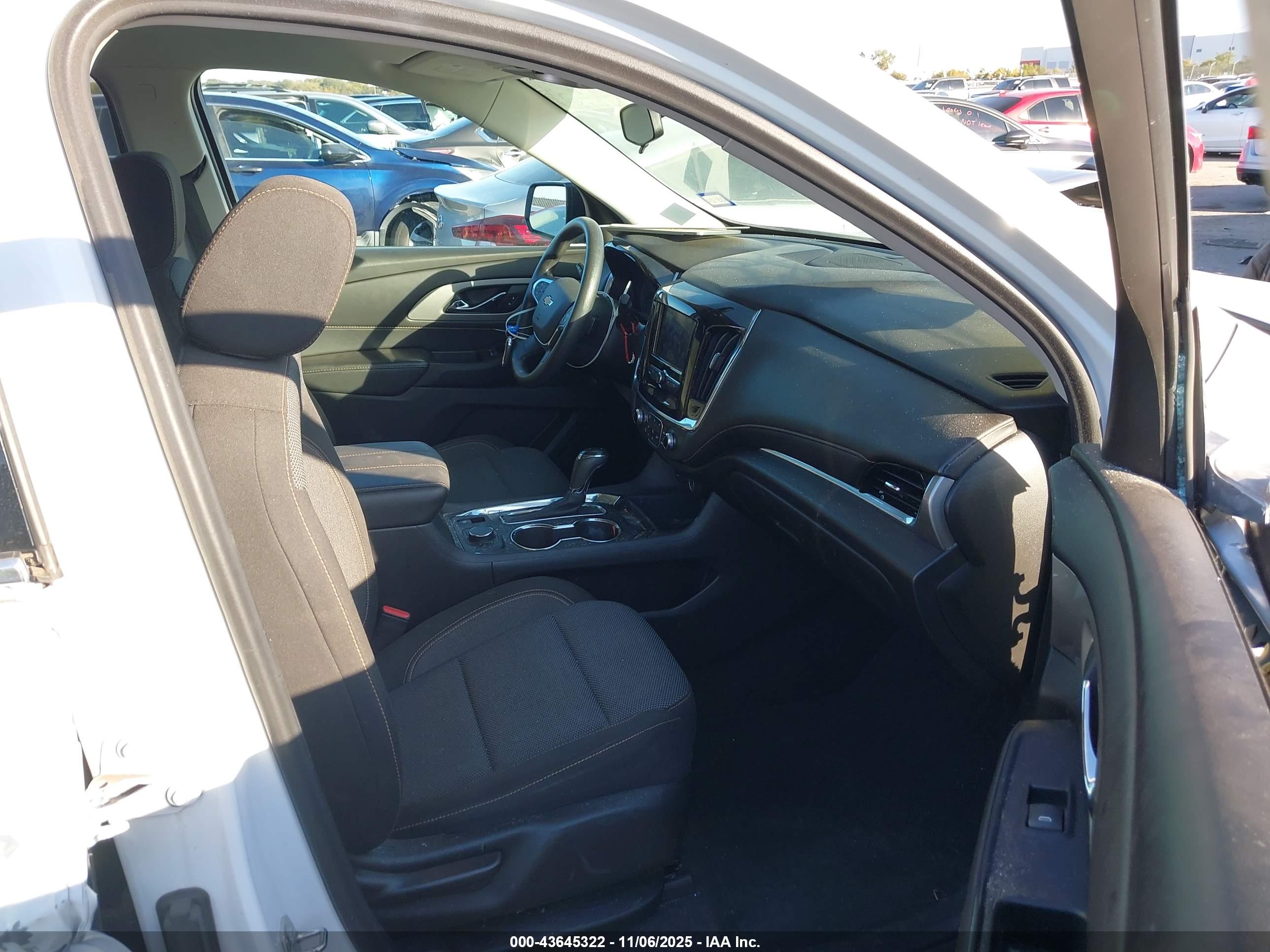 CHEVROLET TRAVERSE image 5