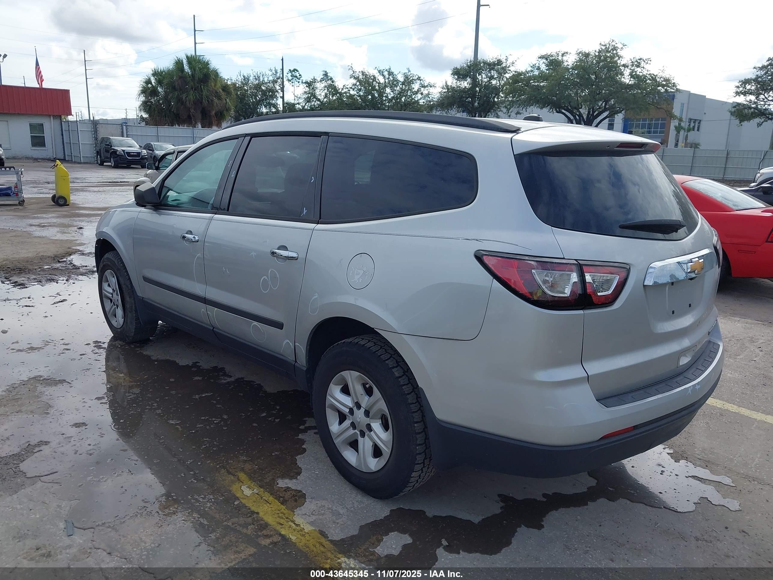 CHEVROLET TRAVERSE image 3