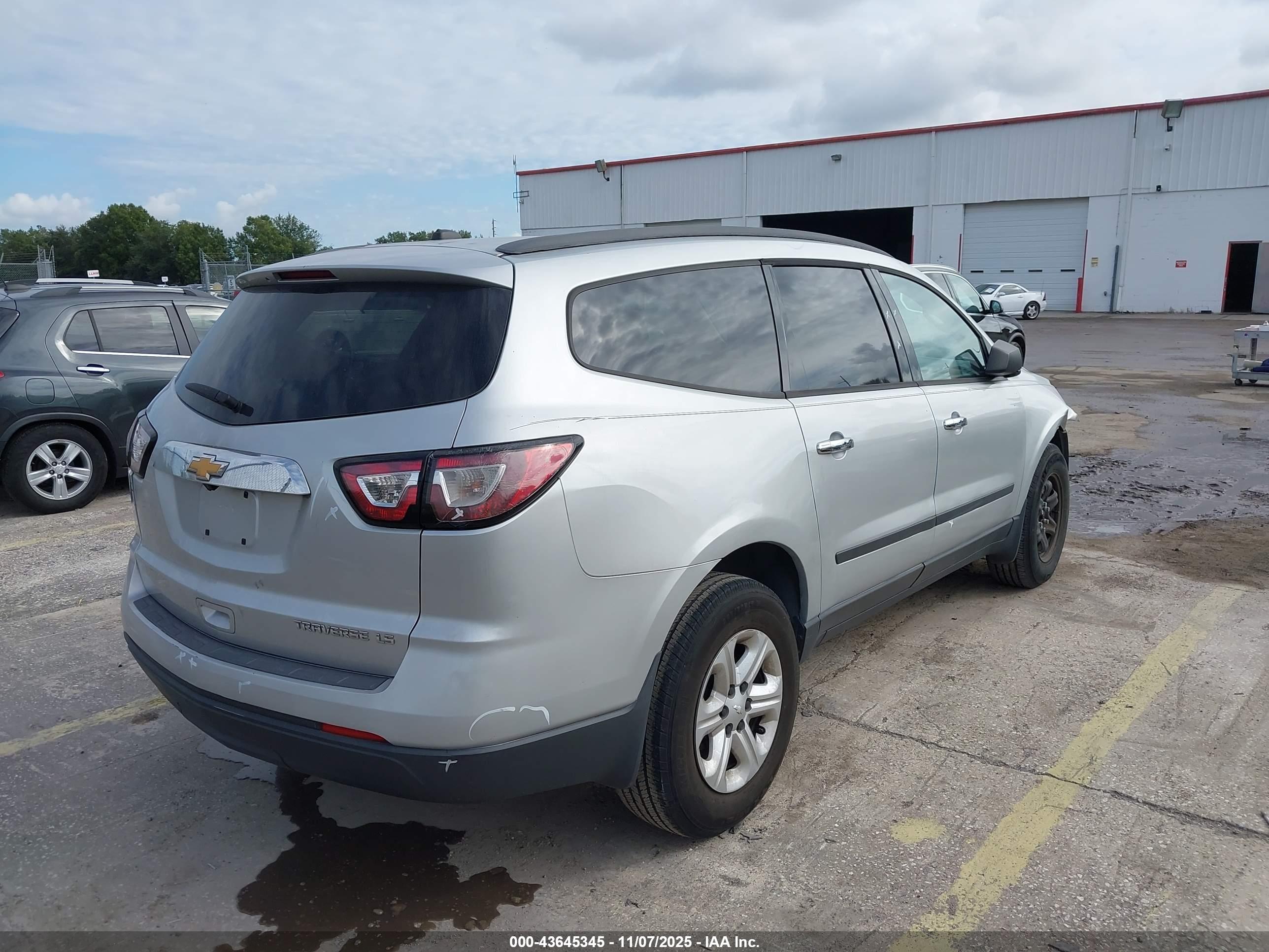 CHEVROLET TRAVERSE image 4