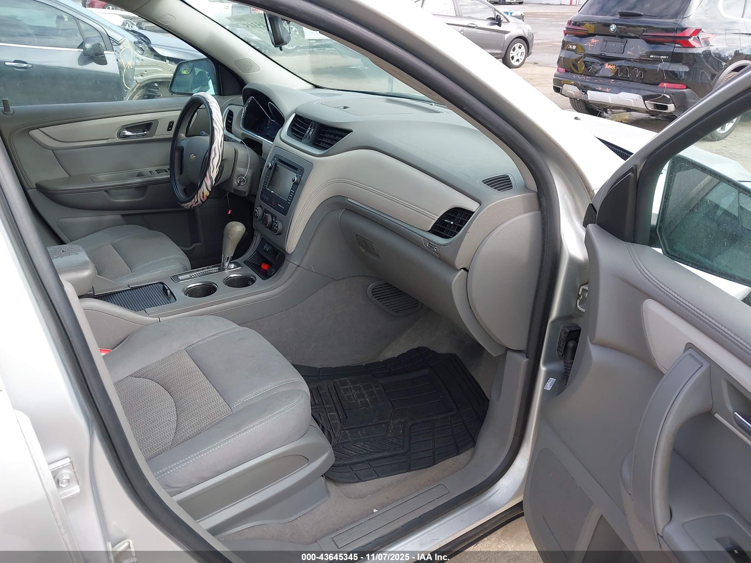 CHEVROLET TRAVERSE image 5