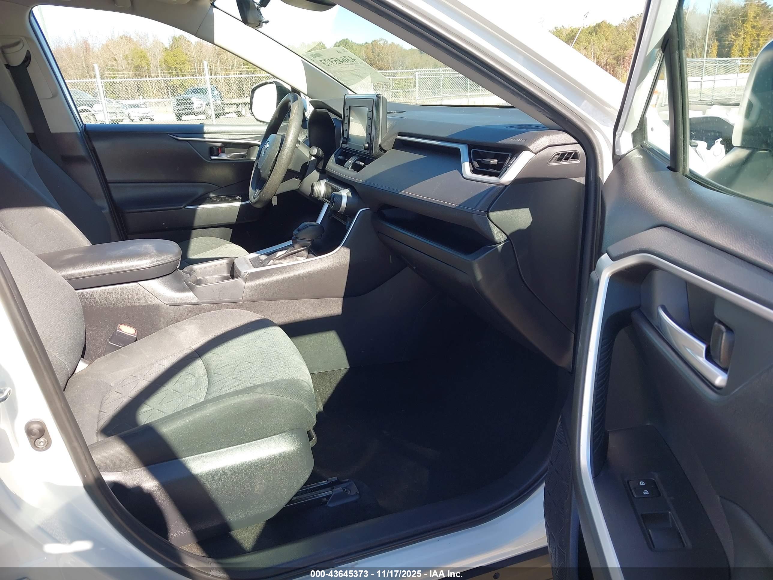 TOYOTA RAV4 image 5