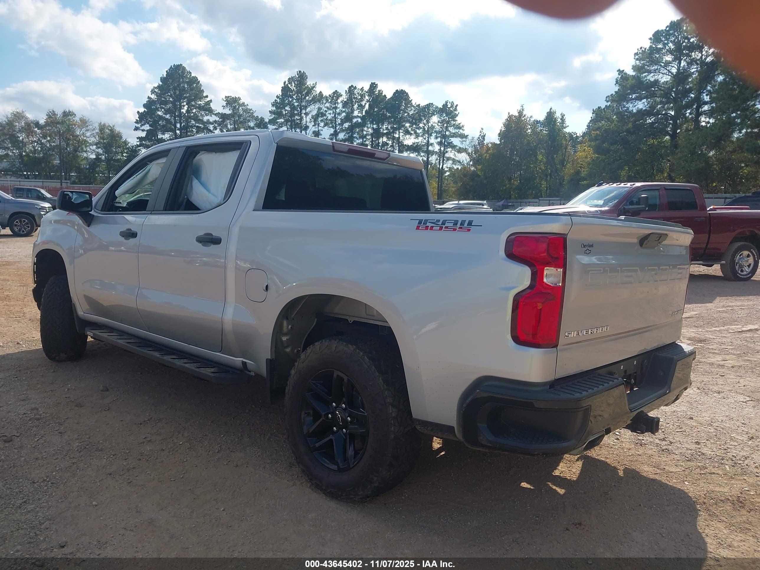 CHEVROLET SILVERADO image 3