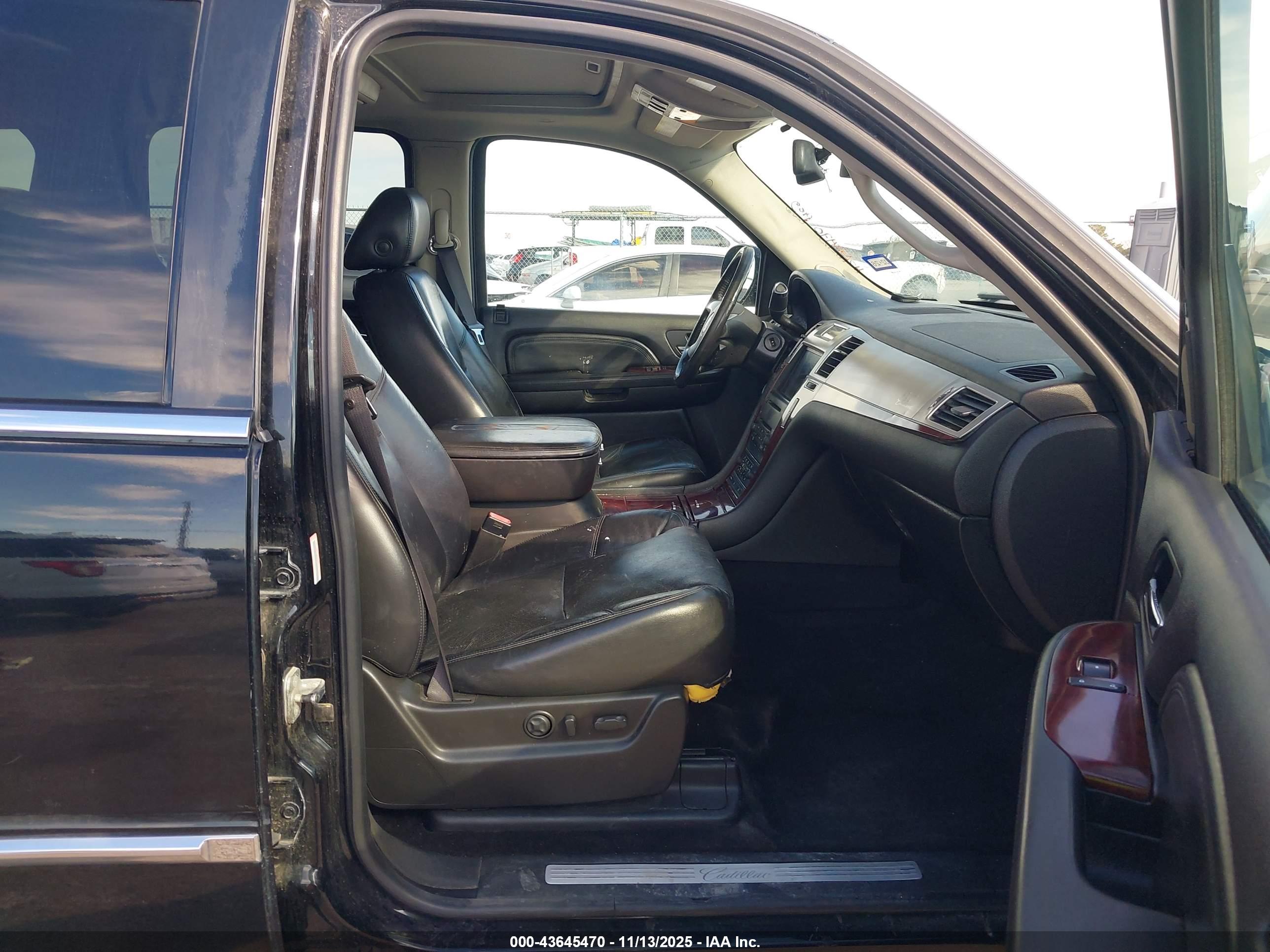 CADILLAC ESCALADE image 5