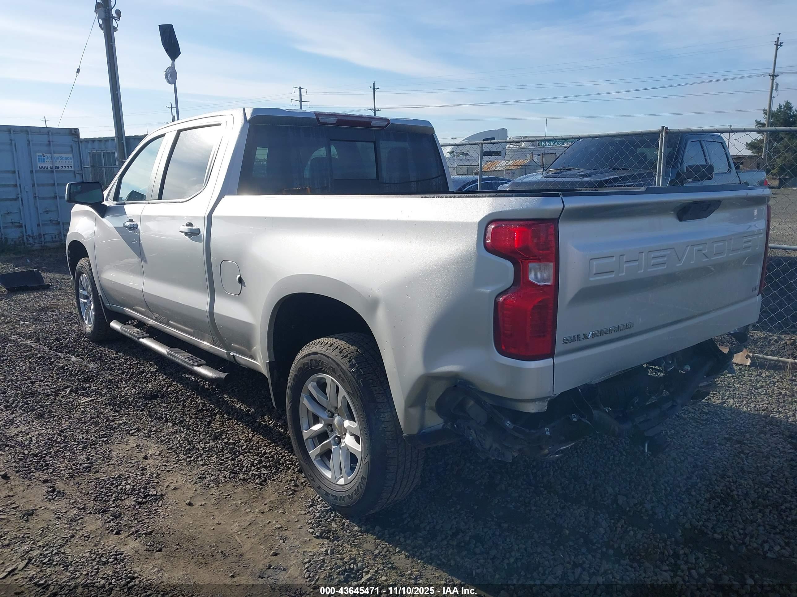 CHEVROLET SILVERADO image 3