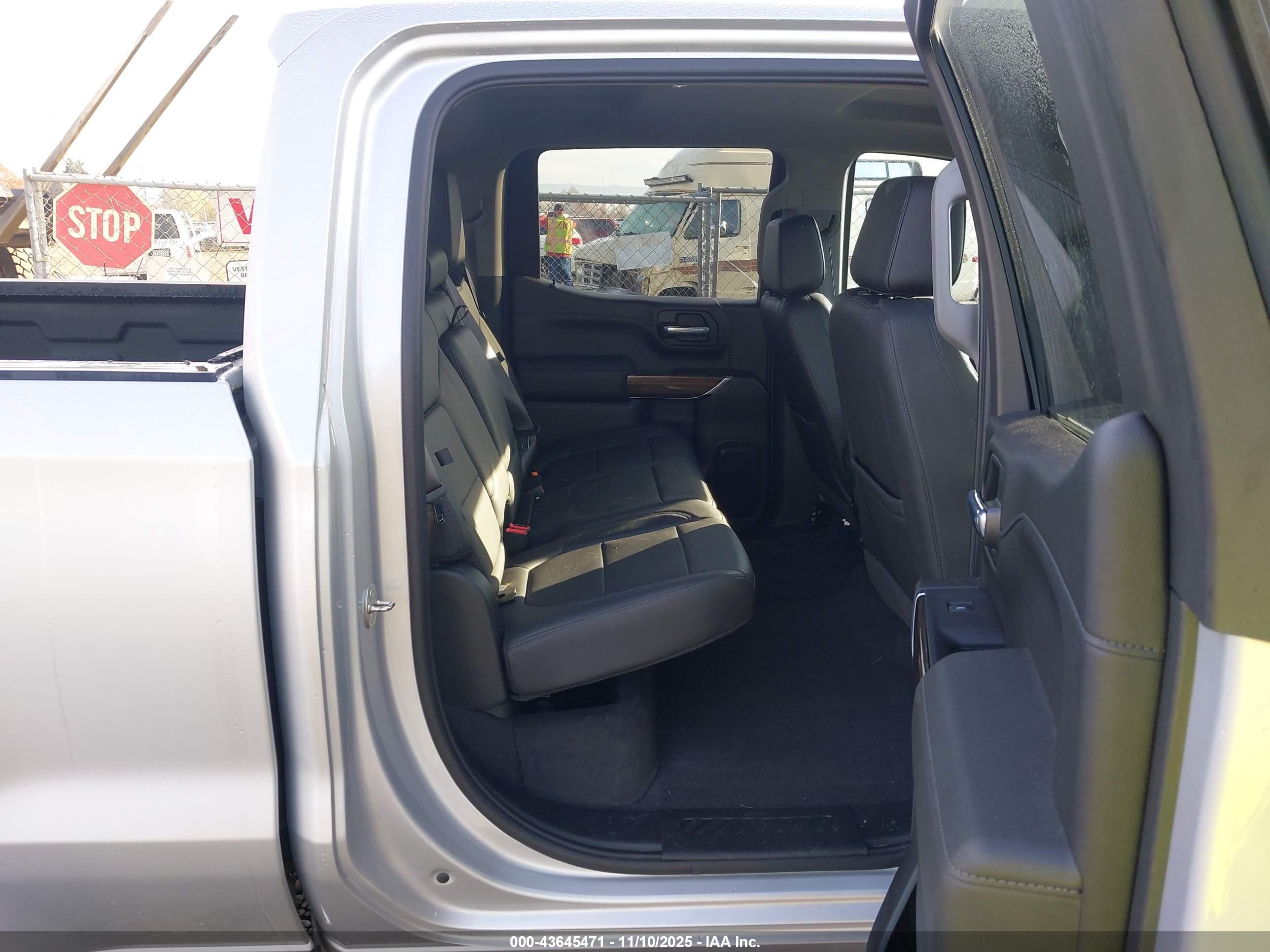 CHEVROLET SILVERADO image 8