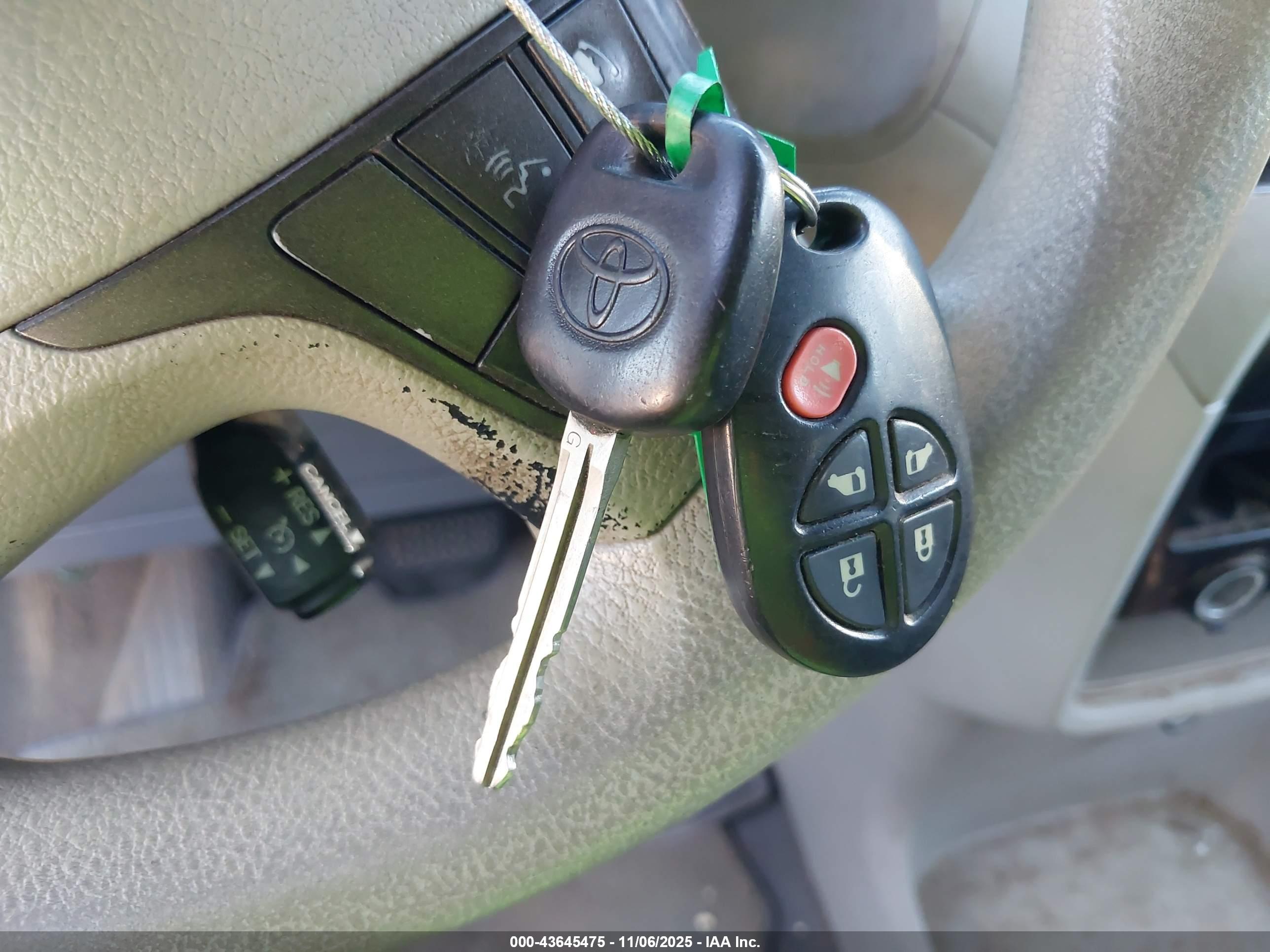 TOYOTA SIENNA image 11