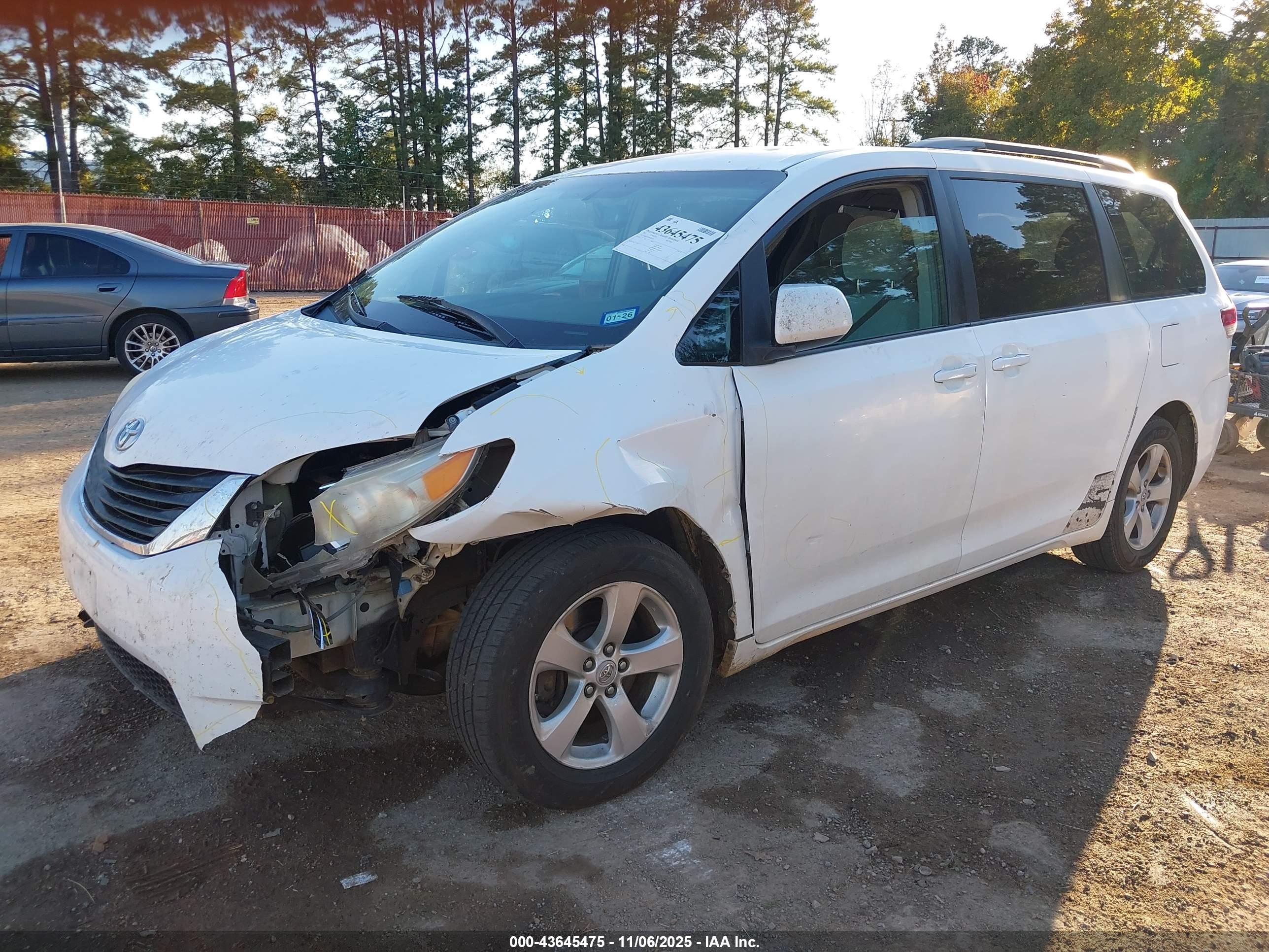 TOYOTA SIENNA image 2