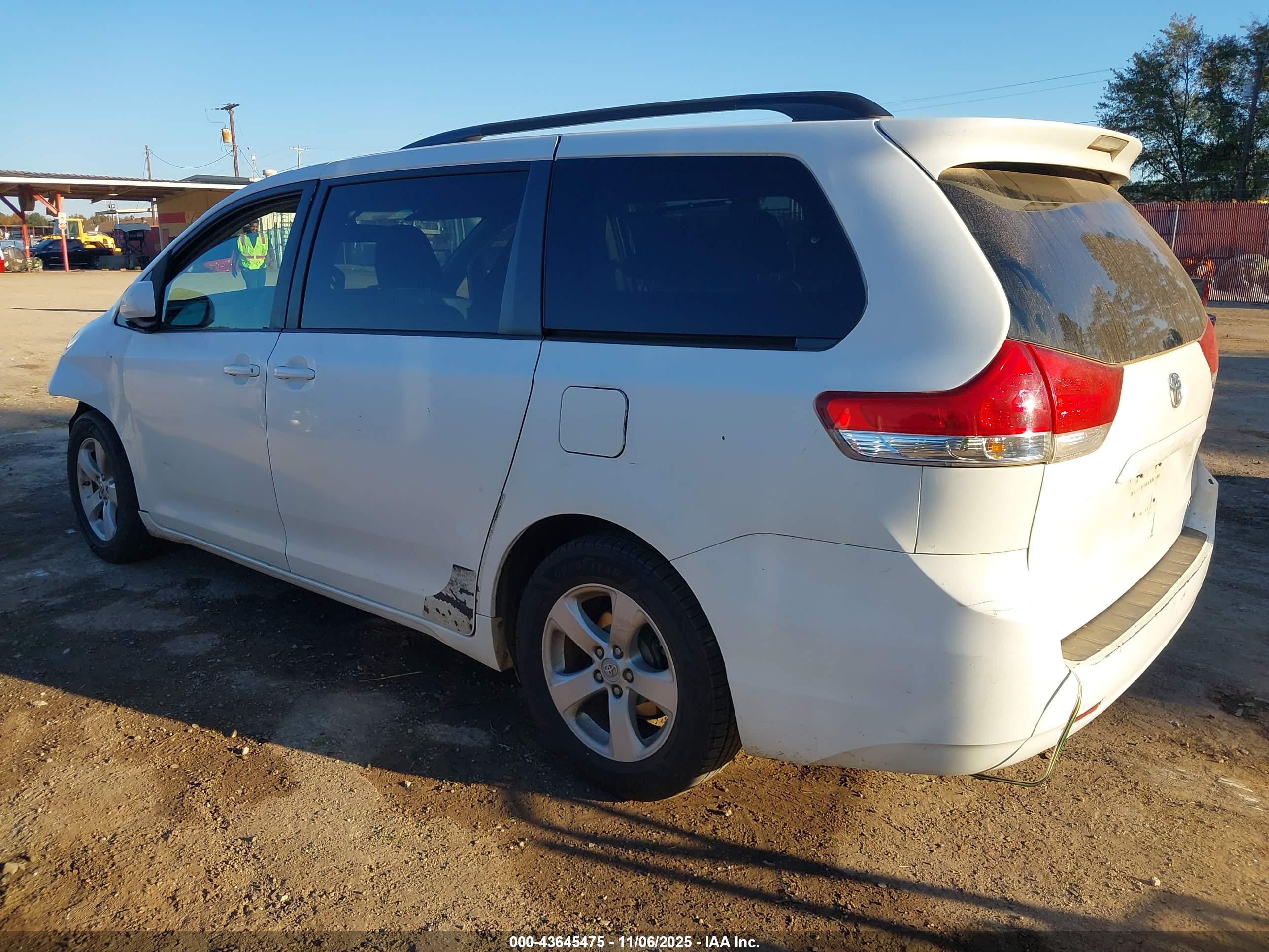 TOYOTA SIENNA image 3