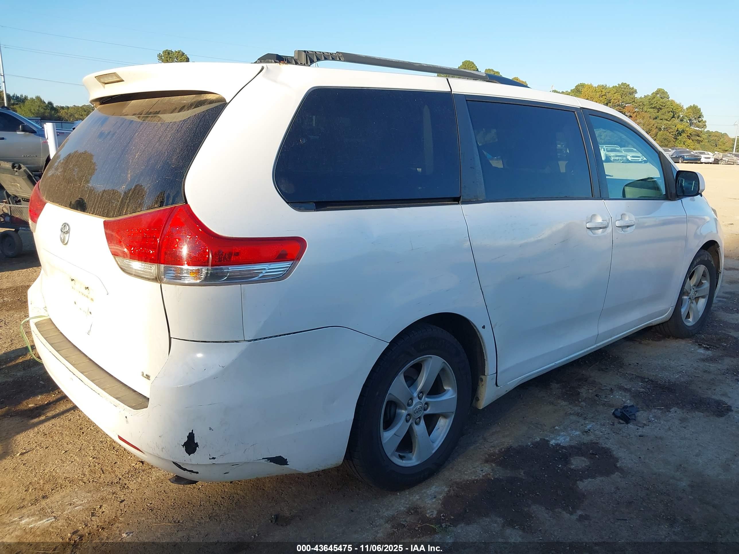 TOYOTA SIENNA image 4