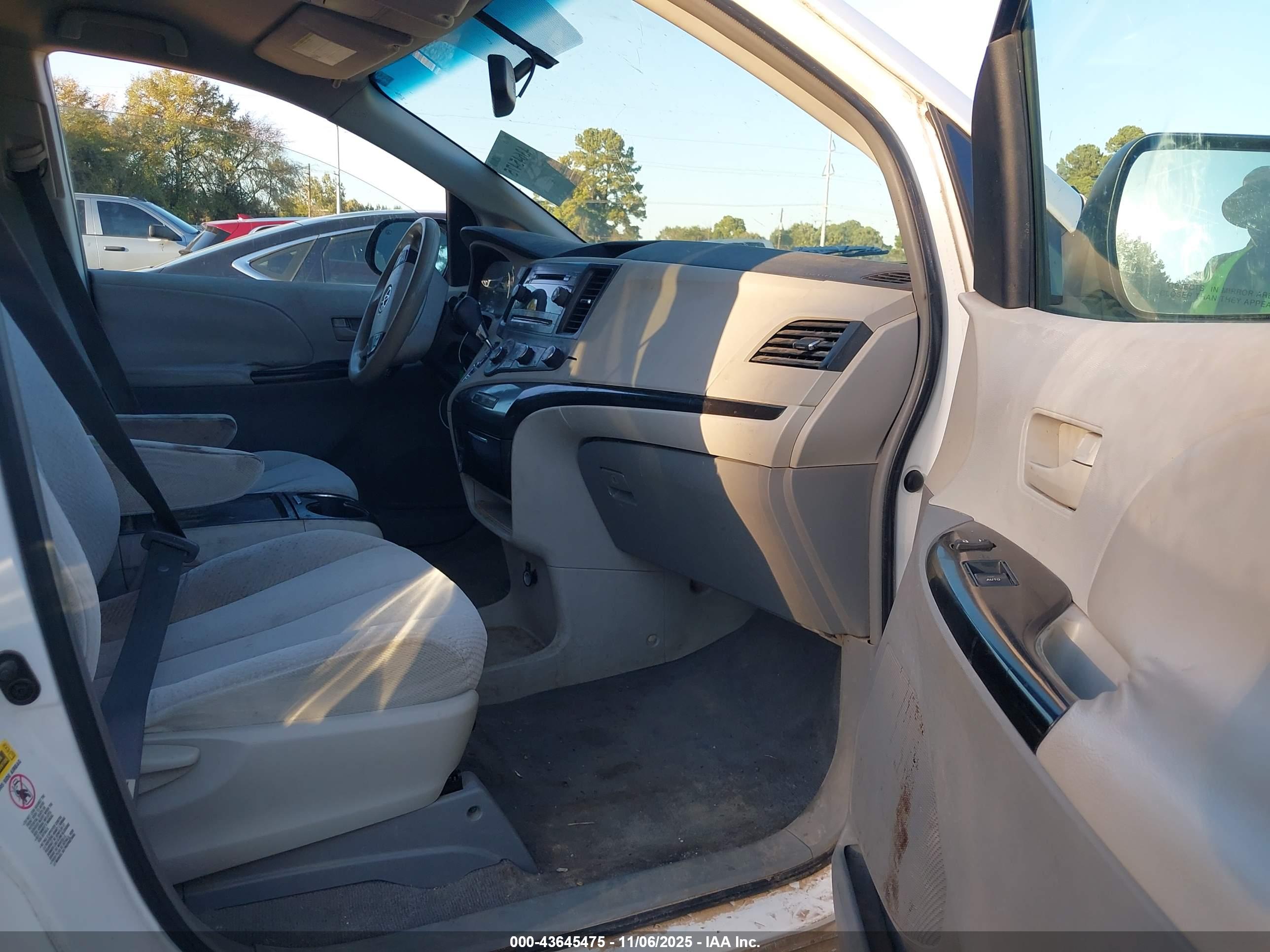 TOYOTA SIENNA image 5