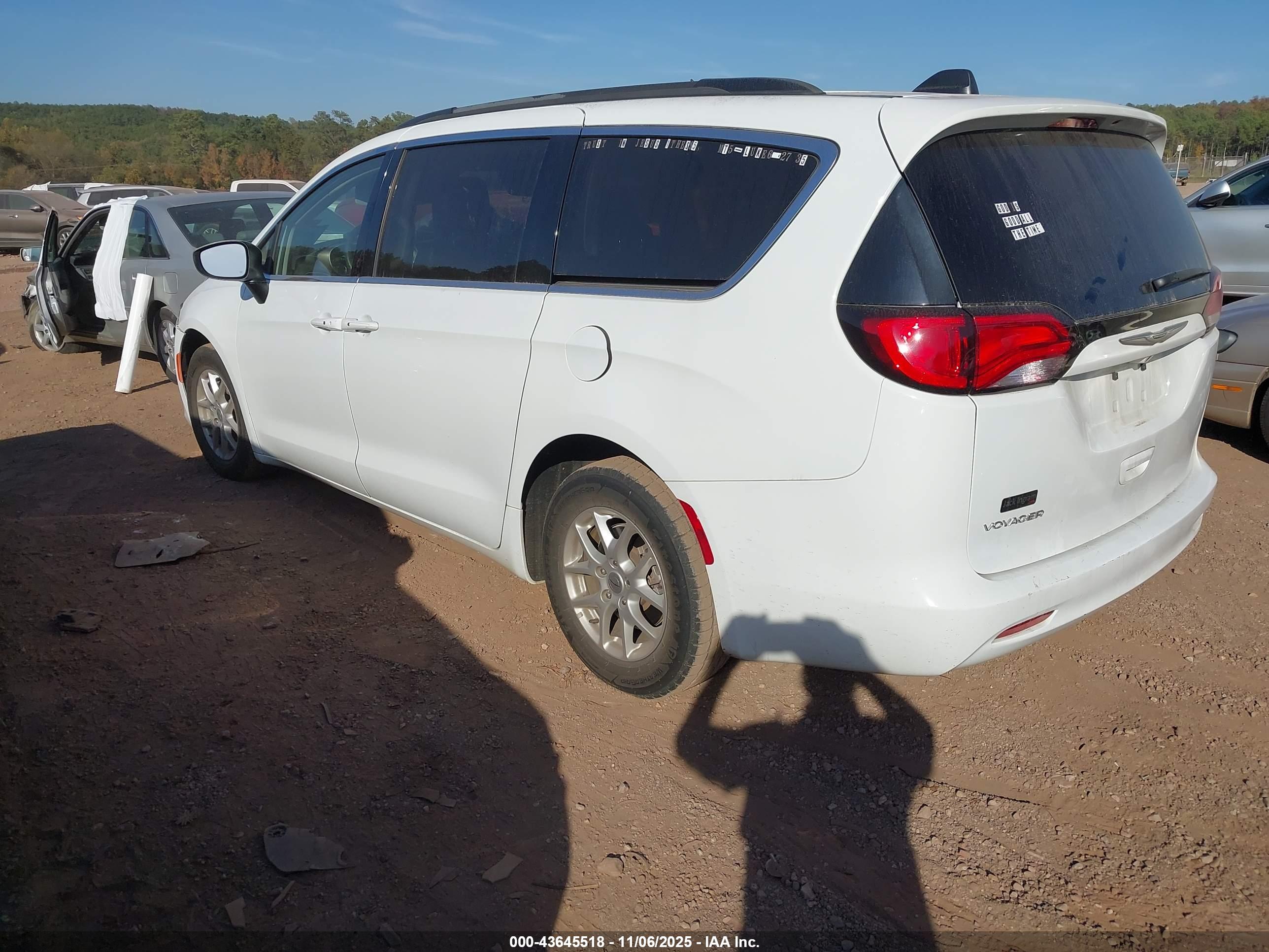 CHRYSLER VOYAGER image 3