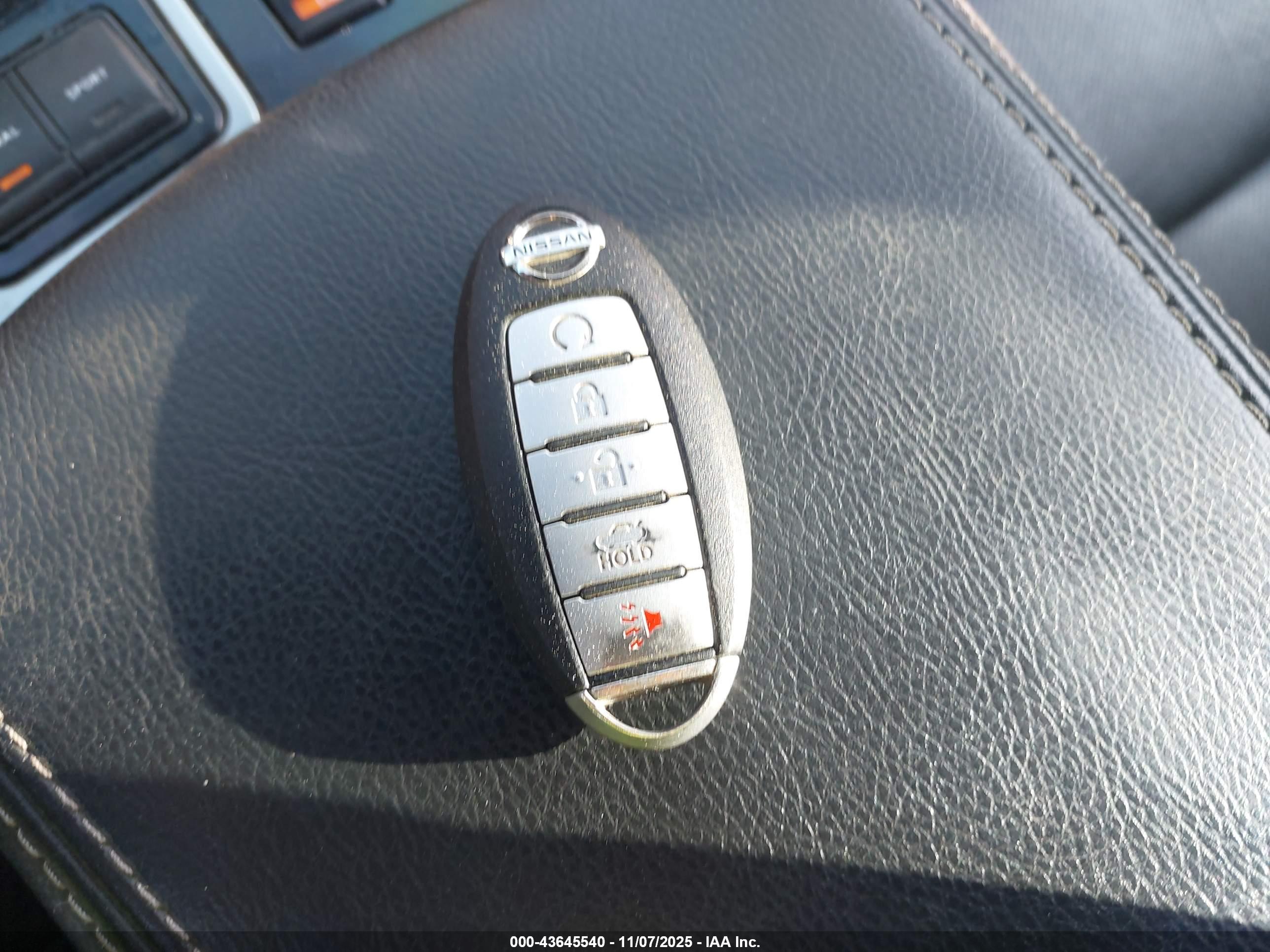 NISSAN MAXIMA image 11