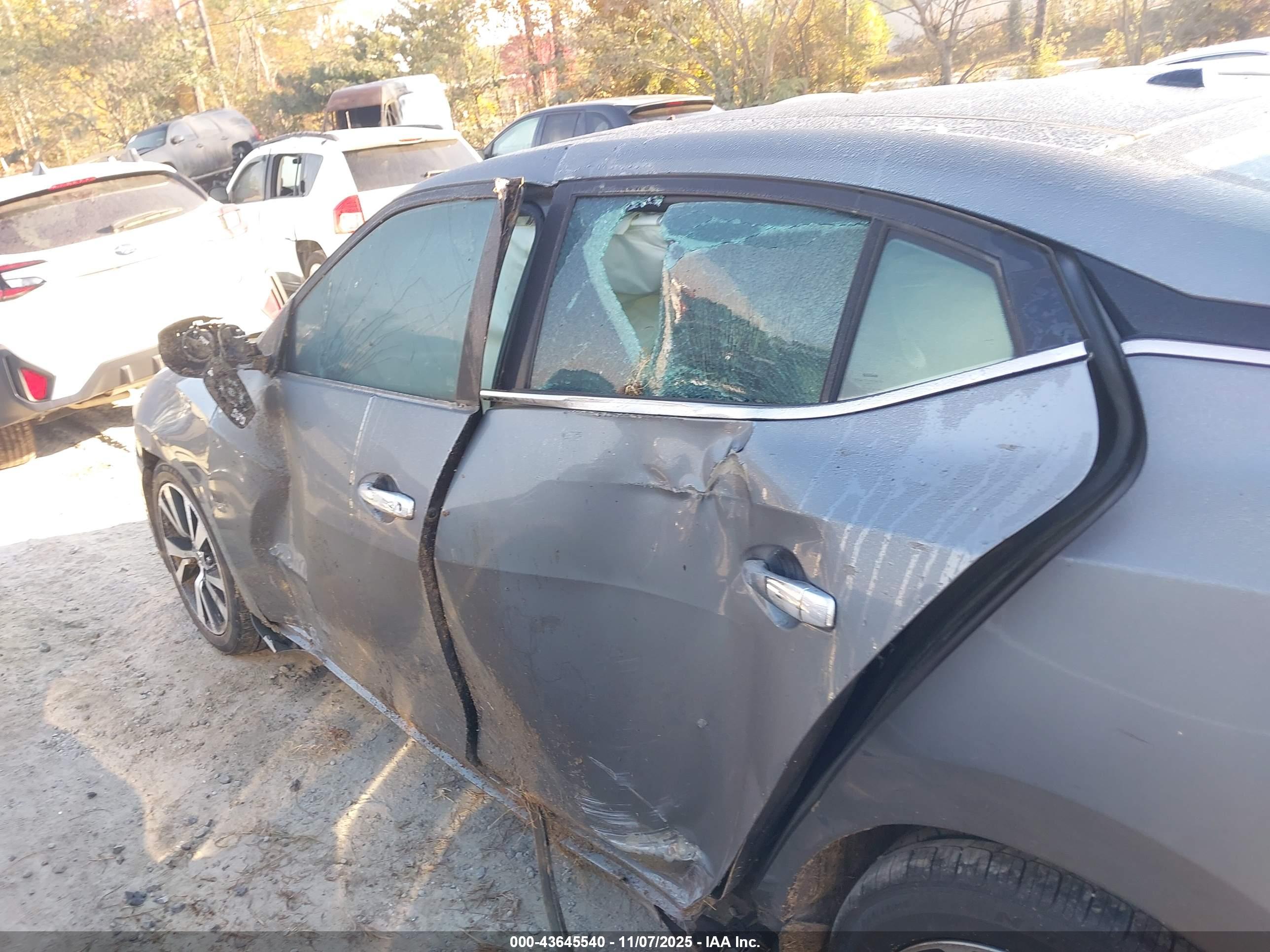 NISSAN MAXIMA image 6