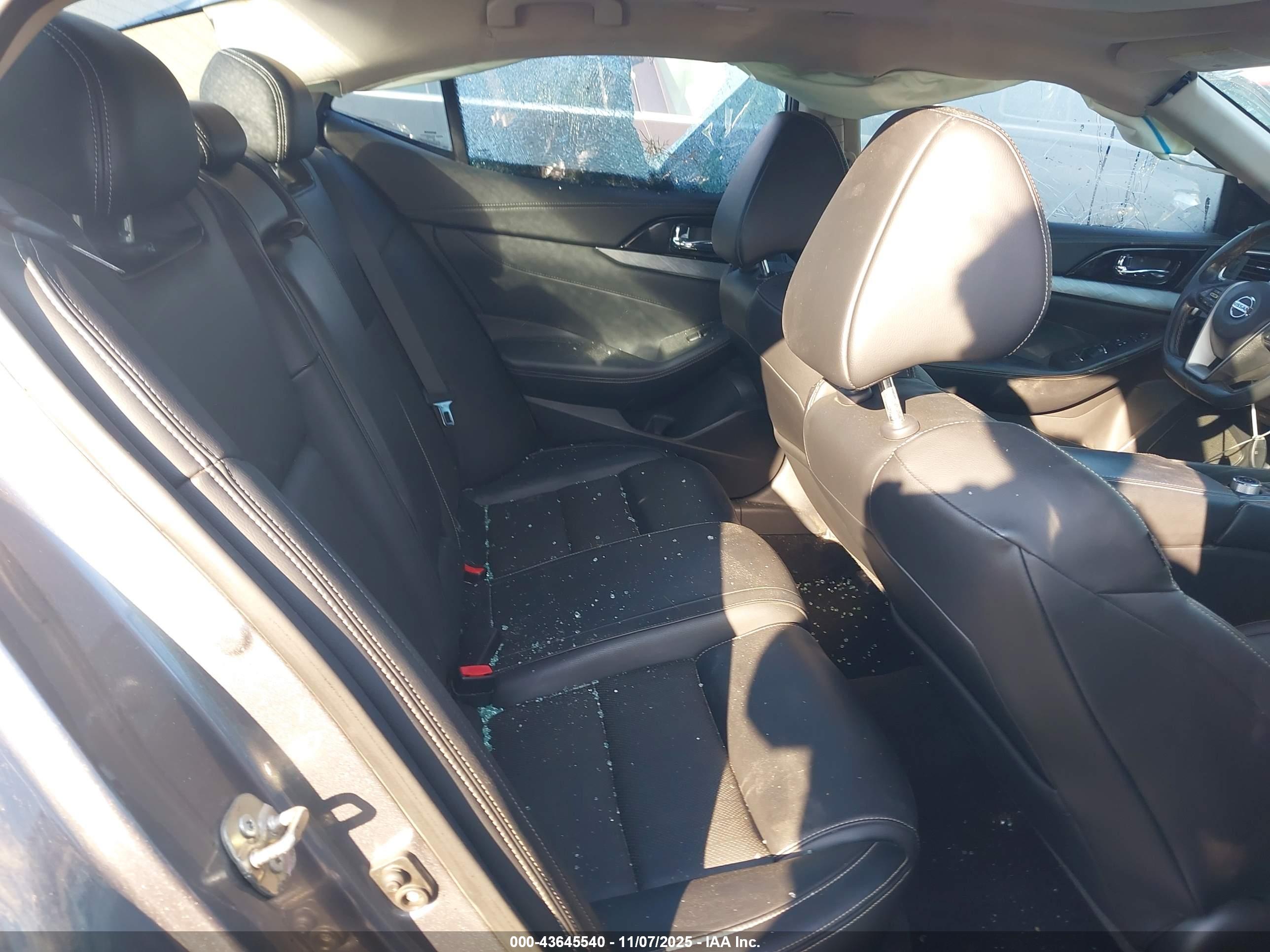 NISSAN MAXIMA image 8