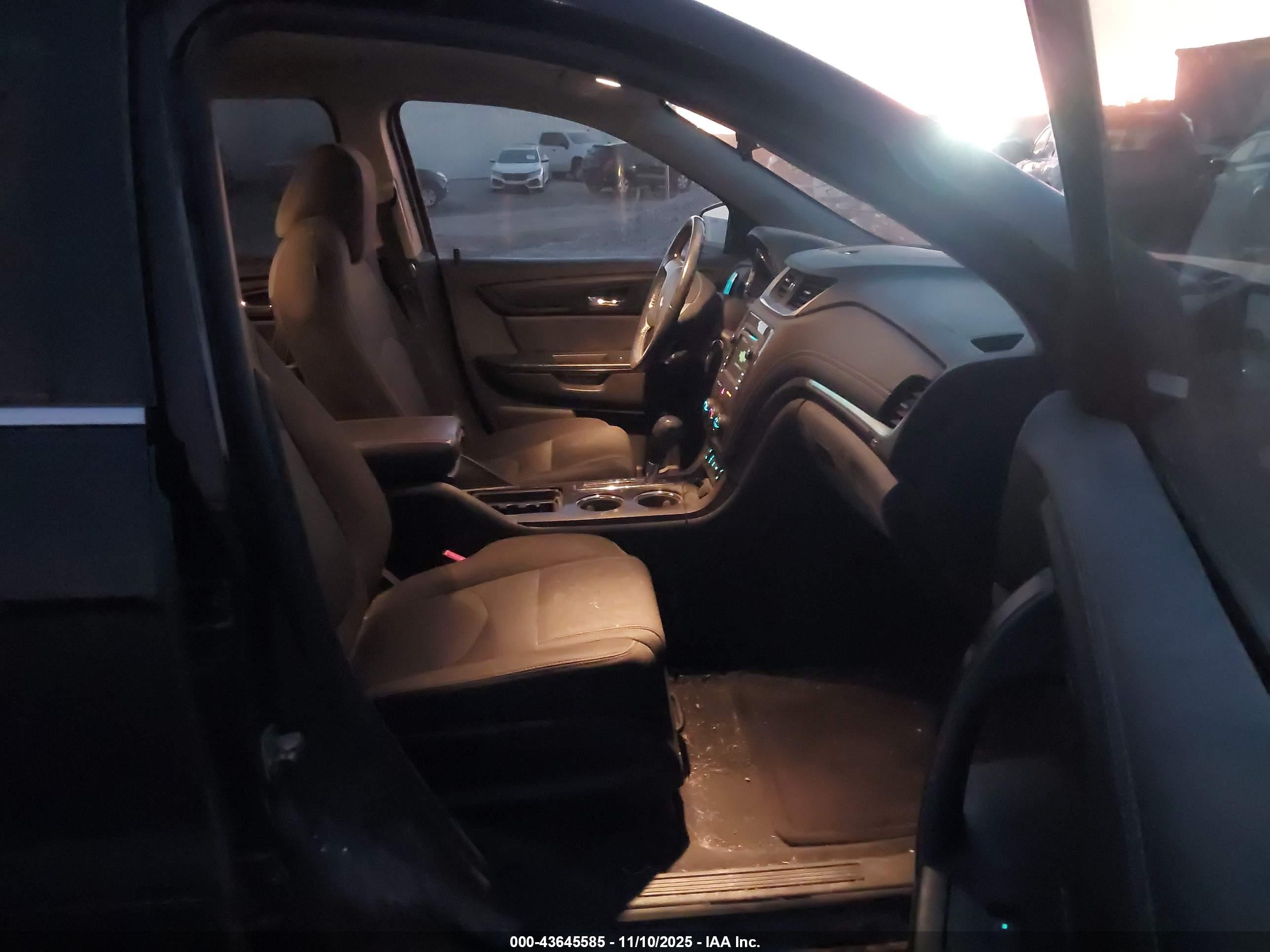 CHEVROLET TRAVERSE image 5
