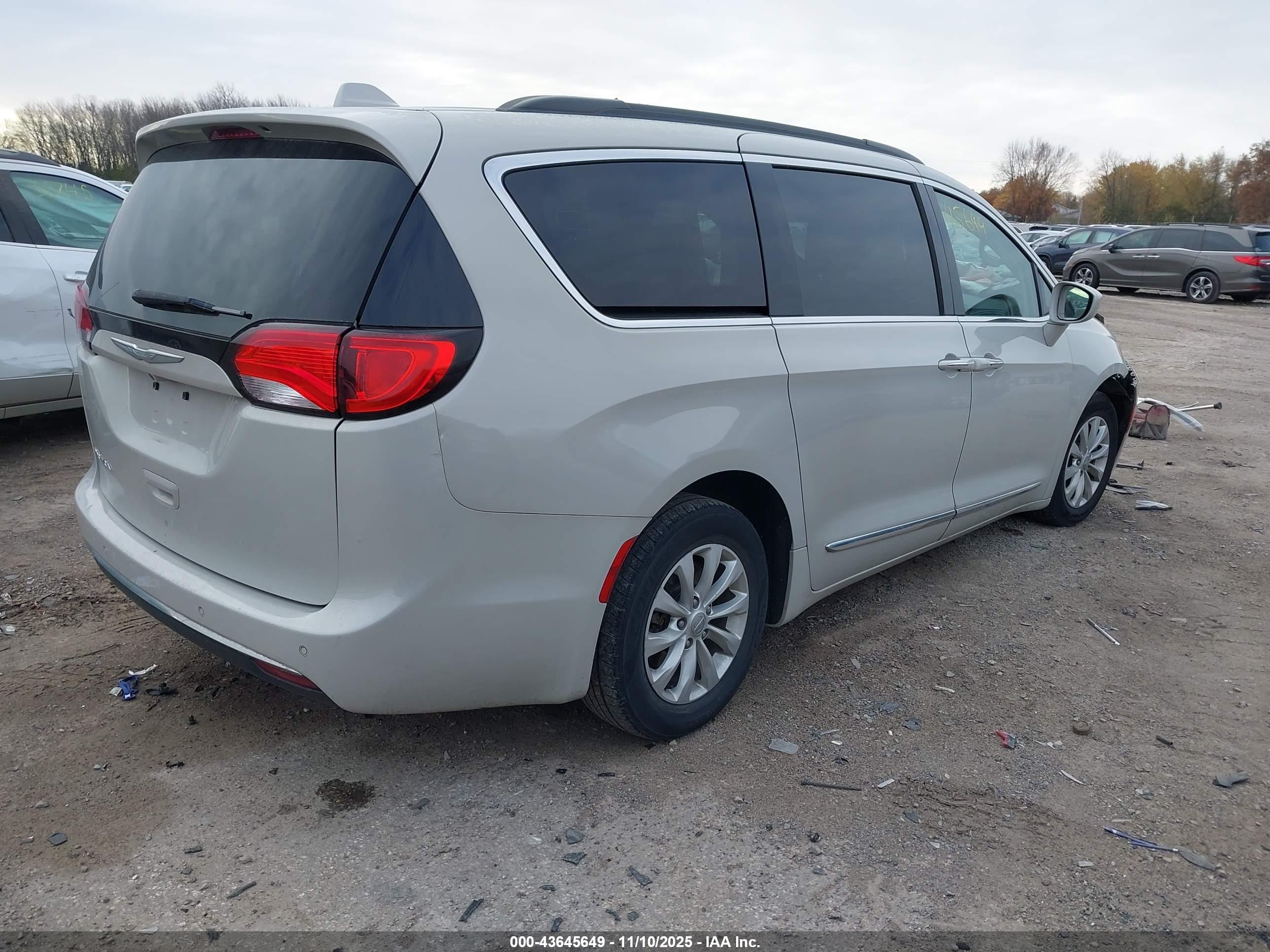 CHRYSLER PACIFICA image 4