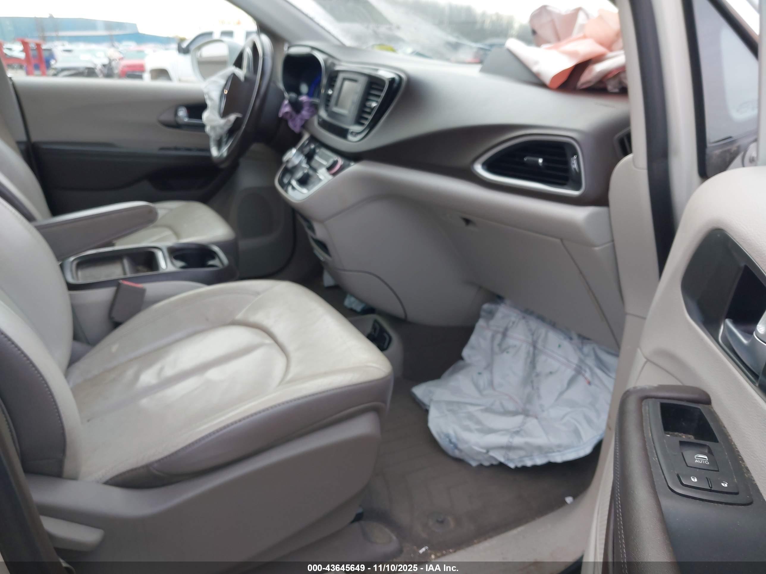 CHRYSLER PACIFICA image 5