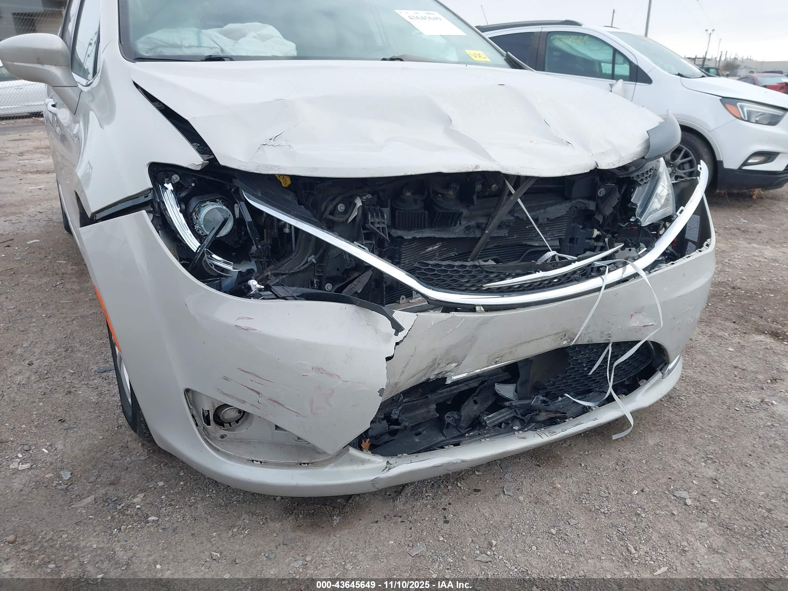 CHRYSLER PACIFICA image 6