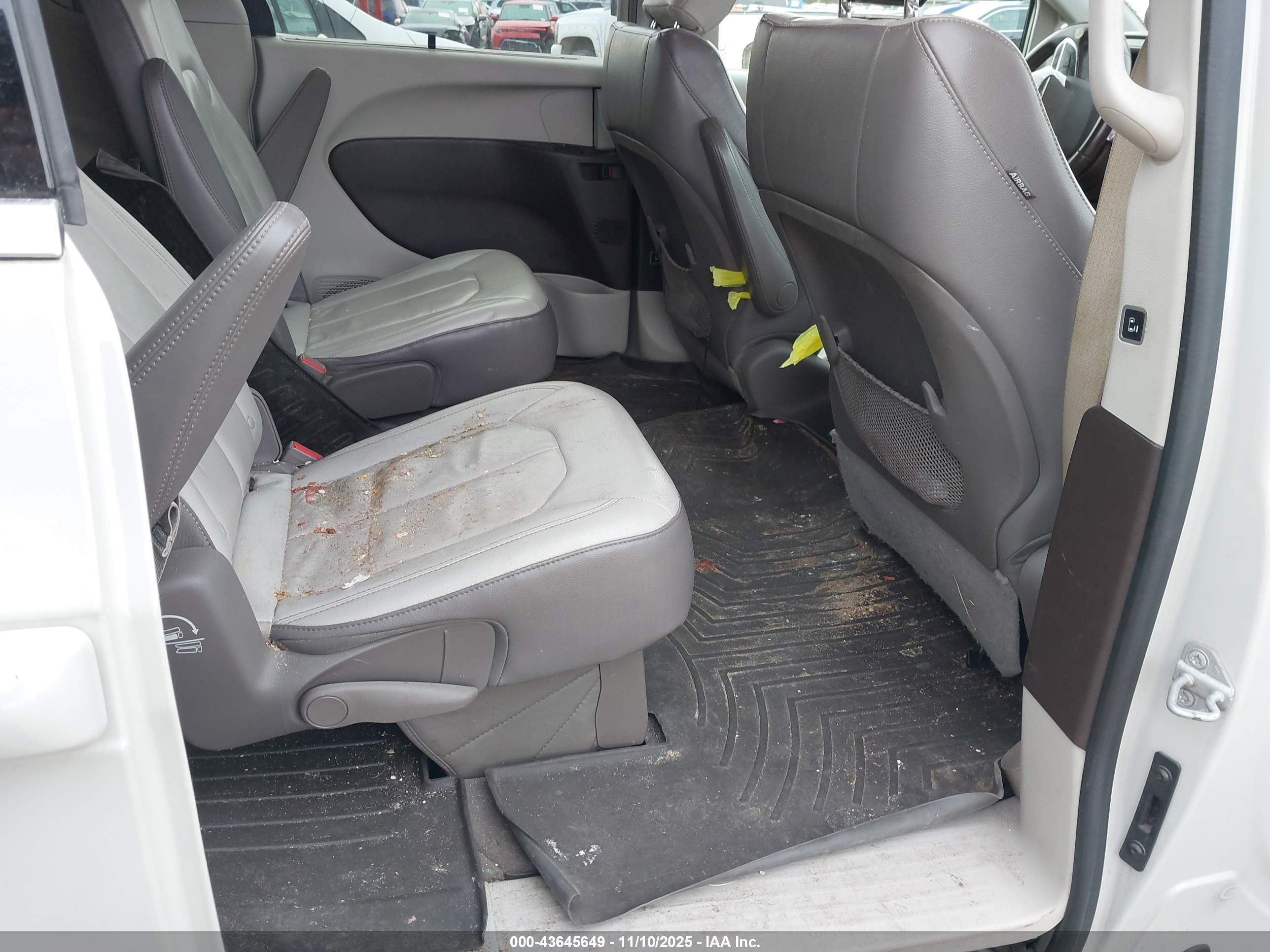 CHRYSLER PACIFICA image 8