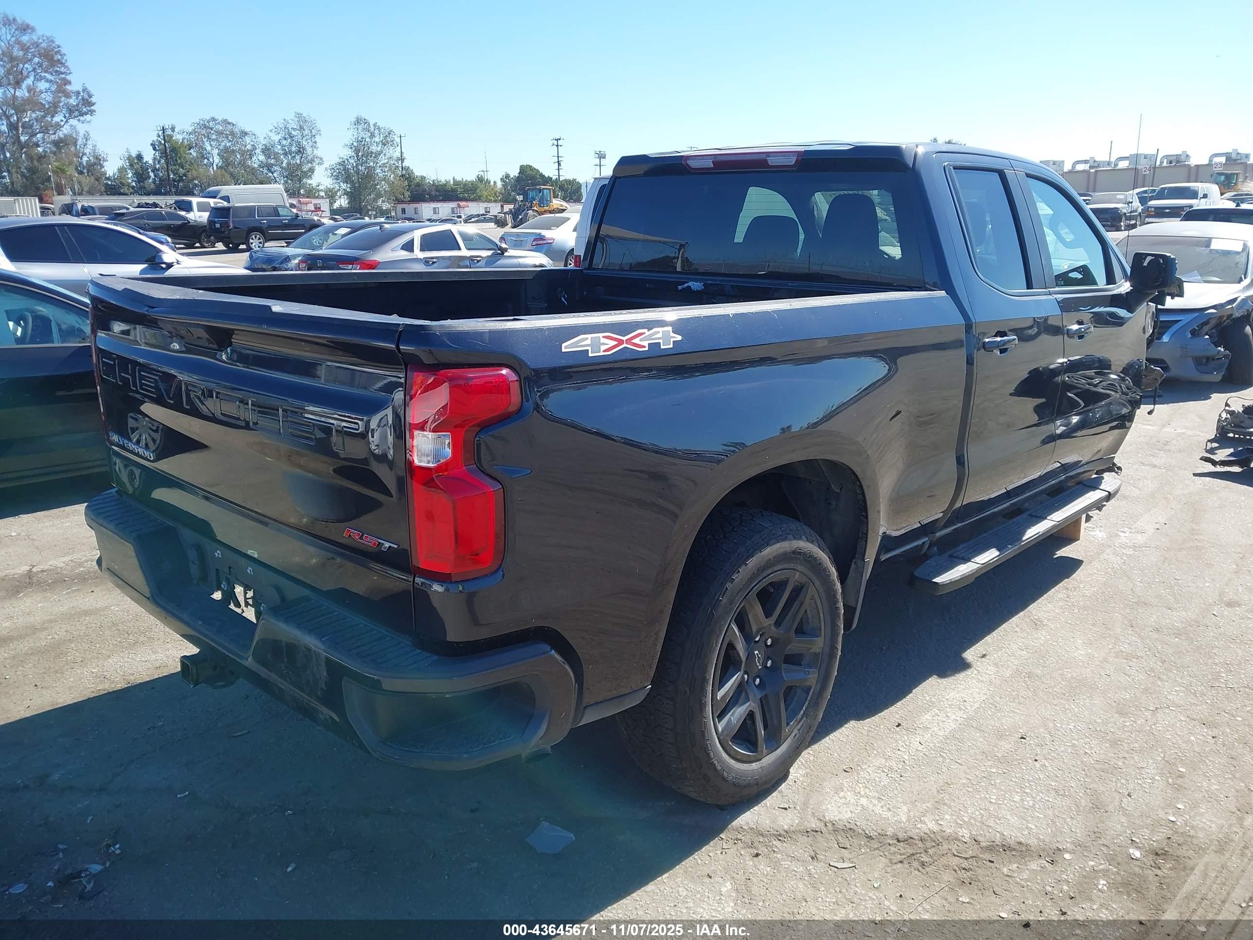 CHEVROLET SILVERADO image 4