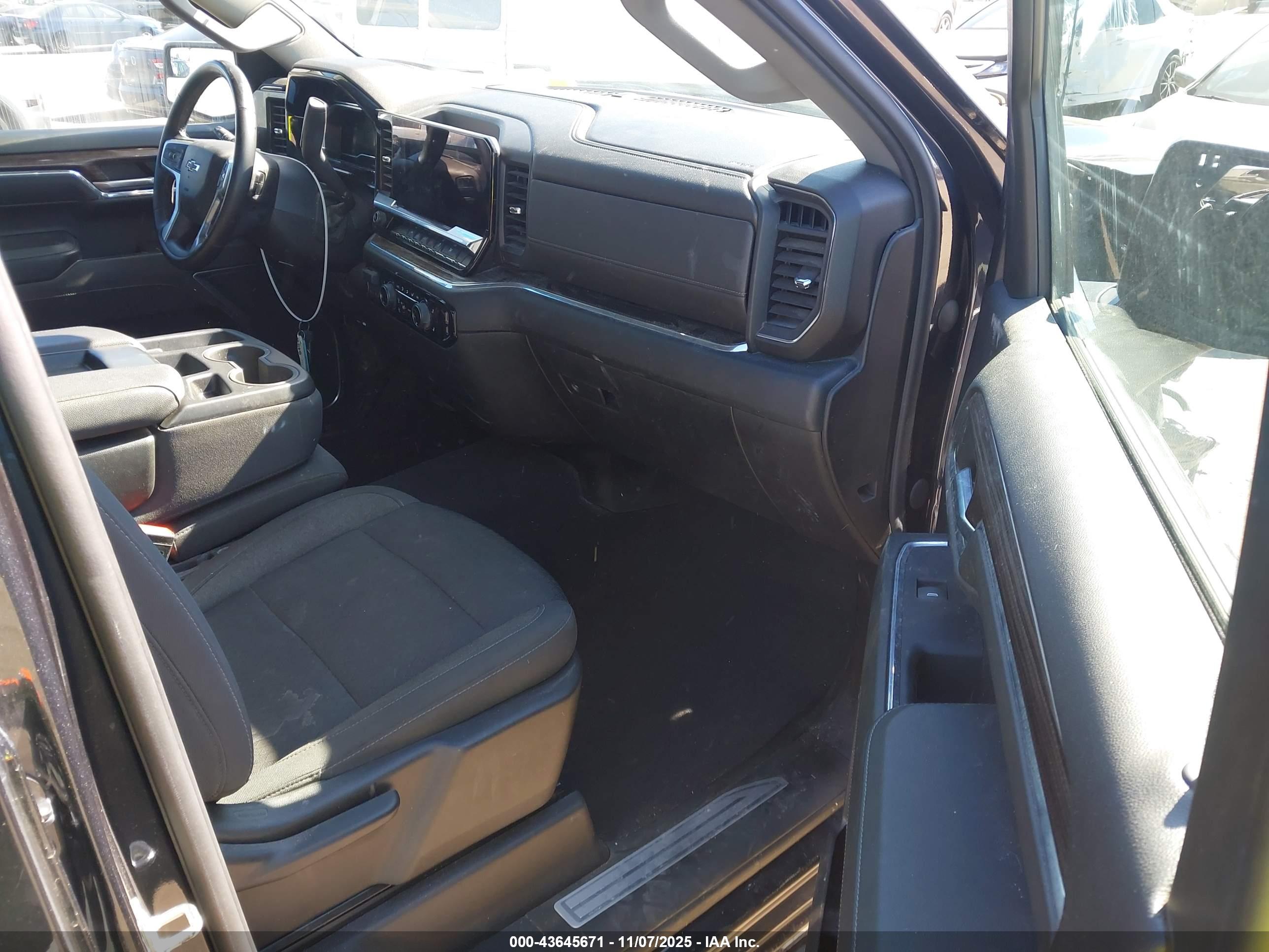 CHEVROLET SILVERADO image 5