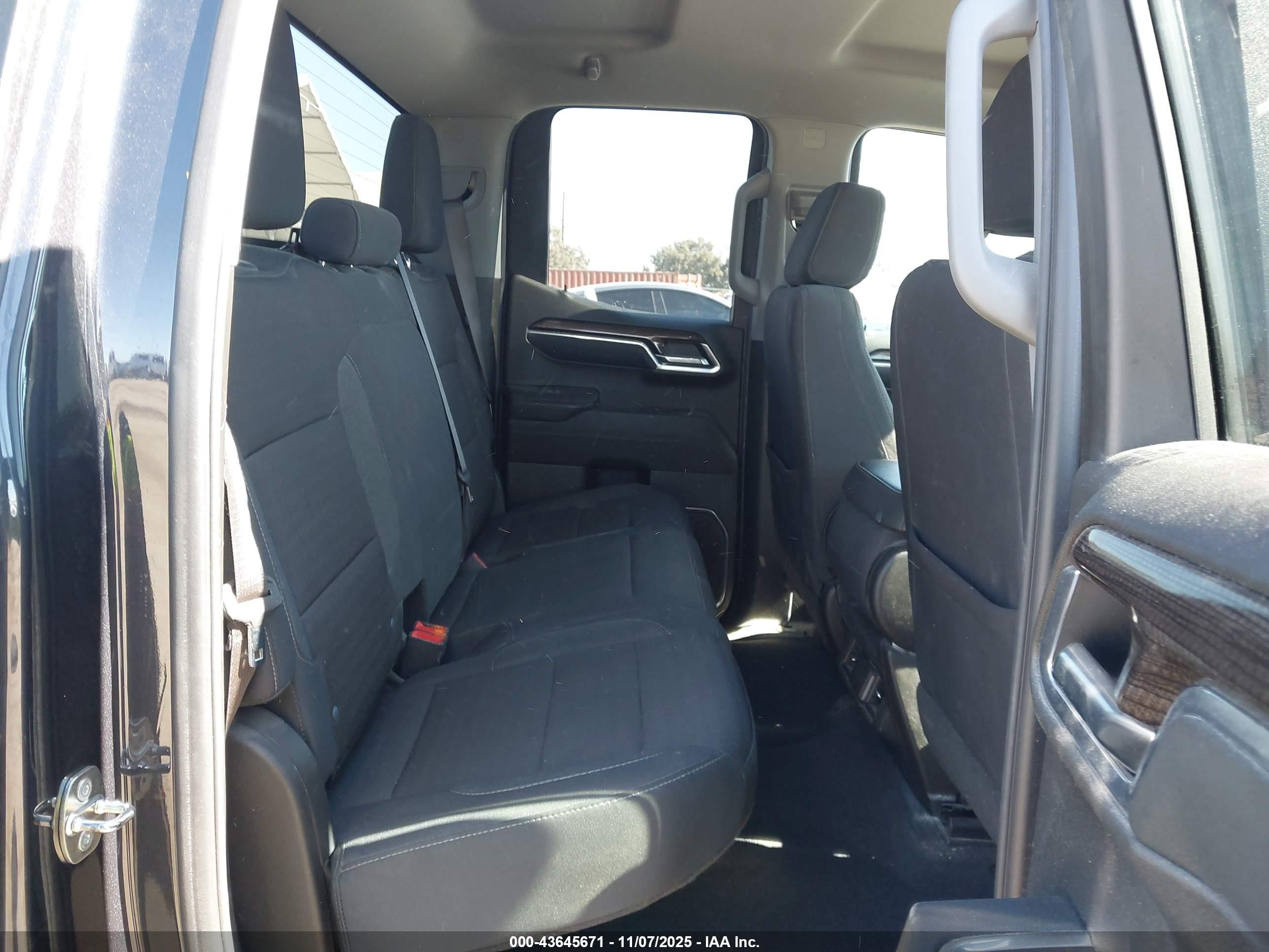CHEVROLET SILVERADO image 8