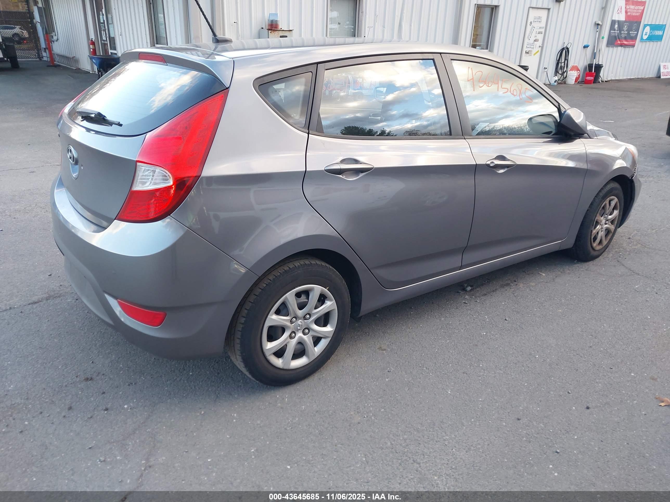 HYUNDAI ACCENT image 4