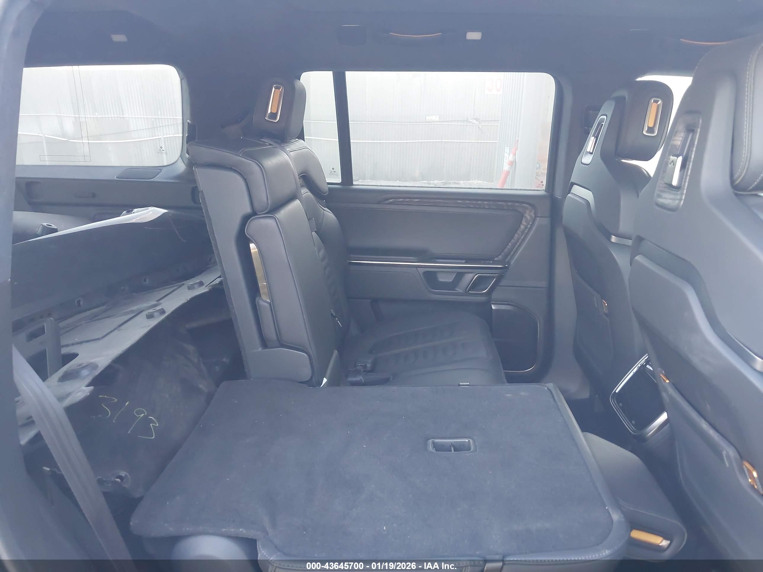 RIVIAN R1S image 8