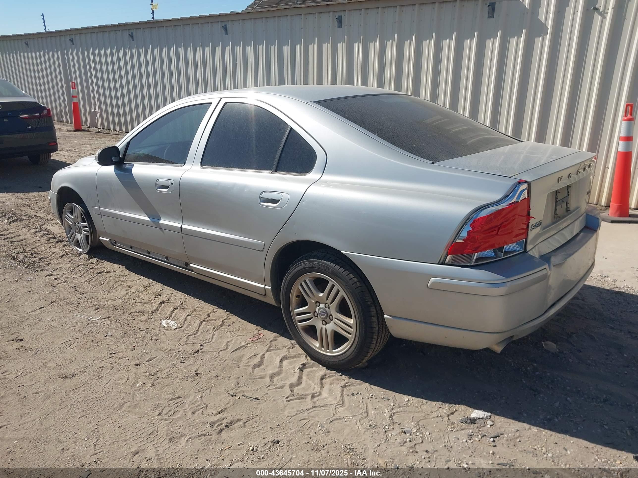 VOLVO S60 image 3