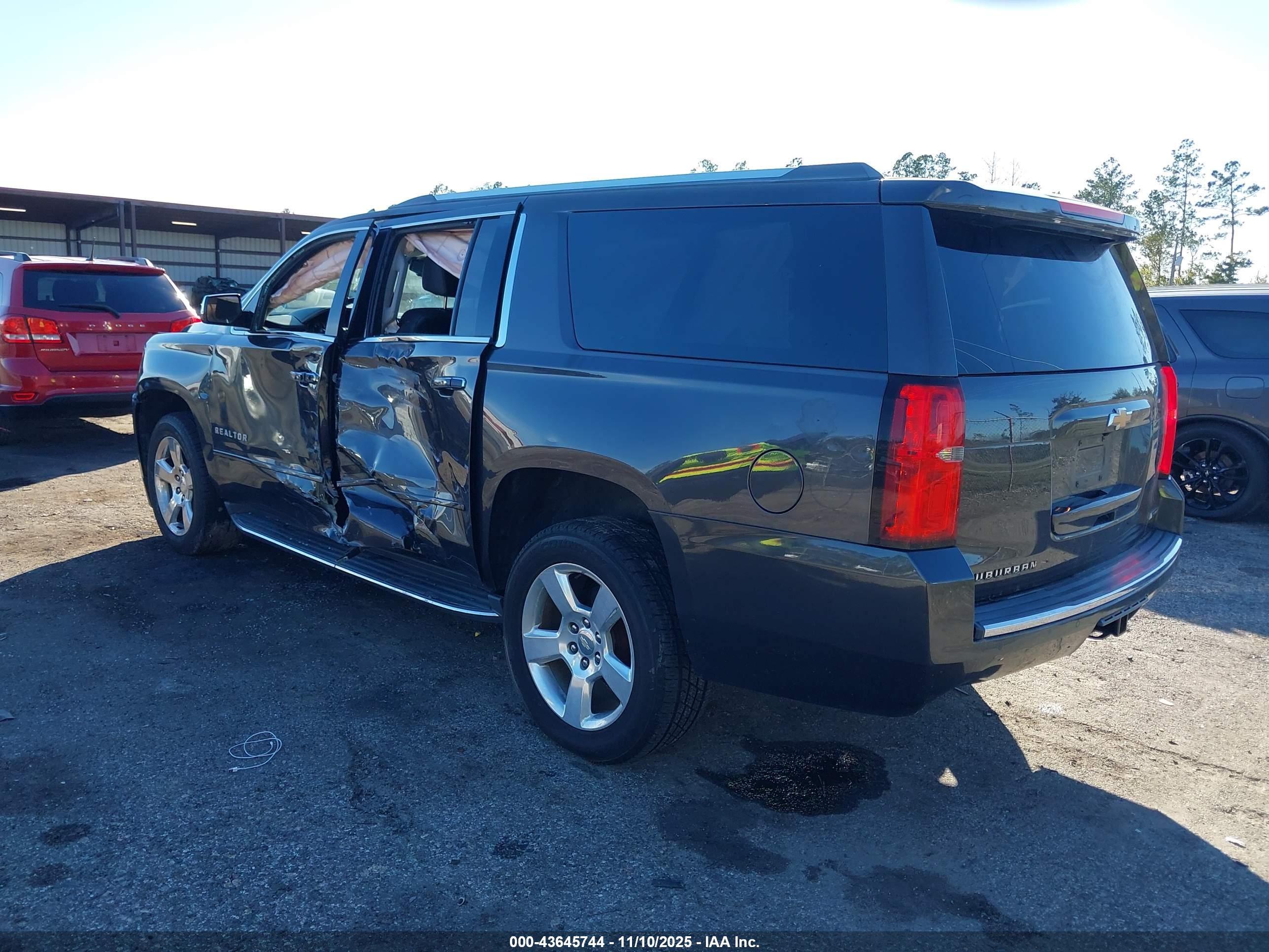 CHEVROLET SUBURBAN image 3