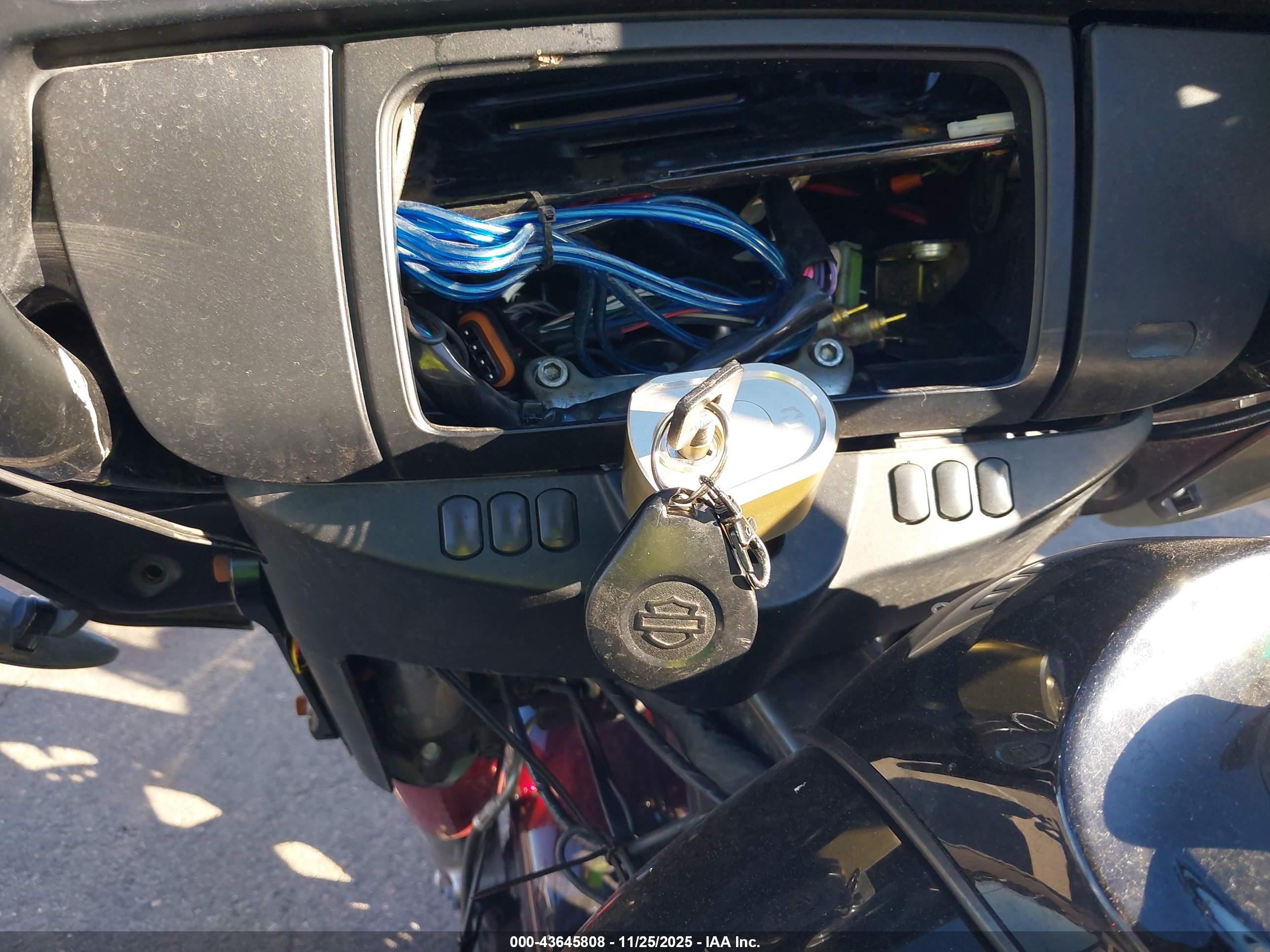 HARLEY-DAVIDSON FLHT image 11