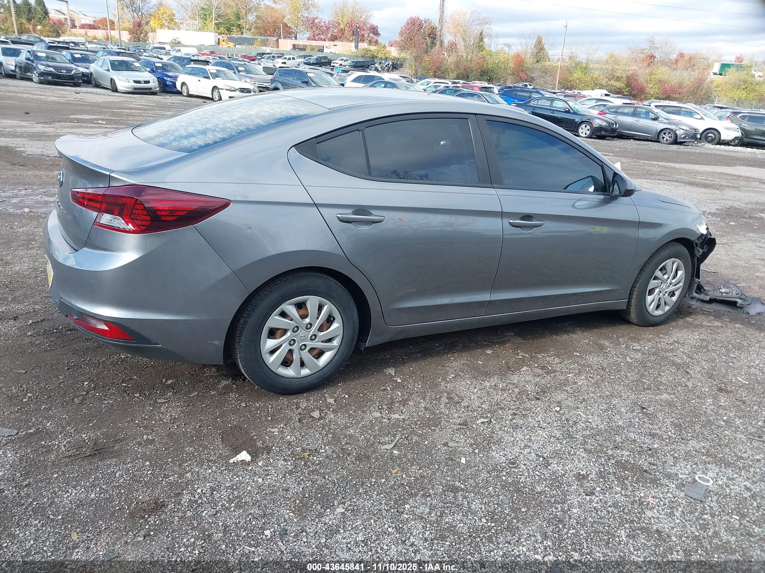 HYUNDAI ELANTRA image 4