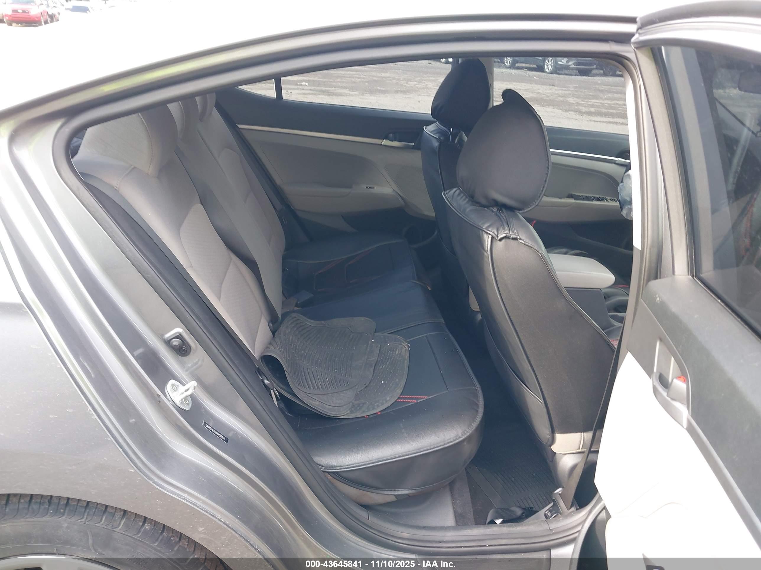 HYUNDAI ELANTRA image 8