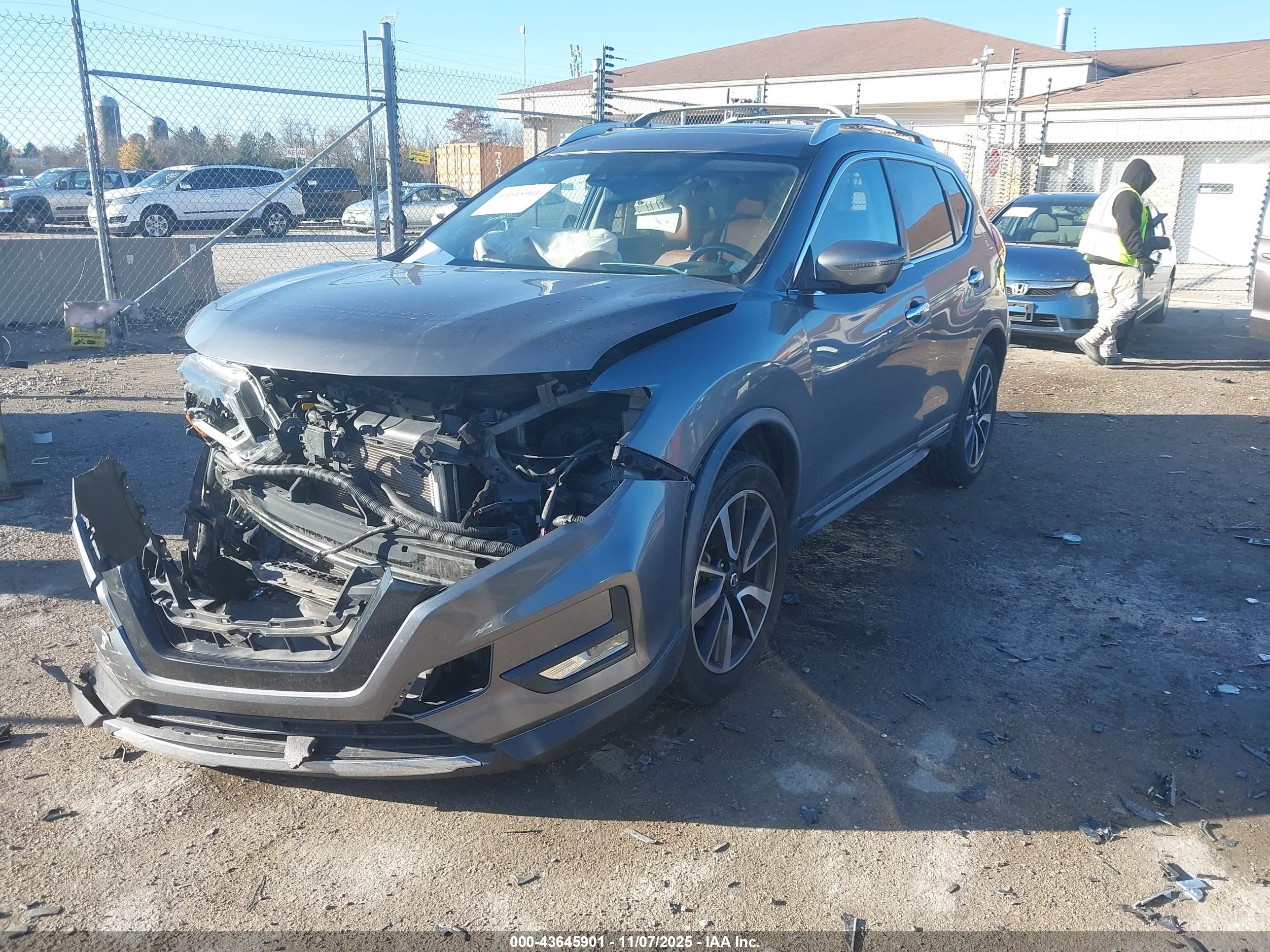 NISSAN ROGUE image 2
