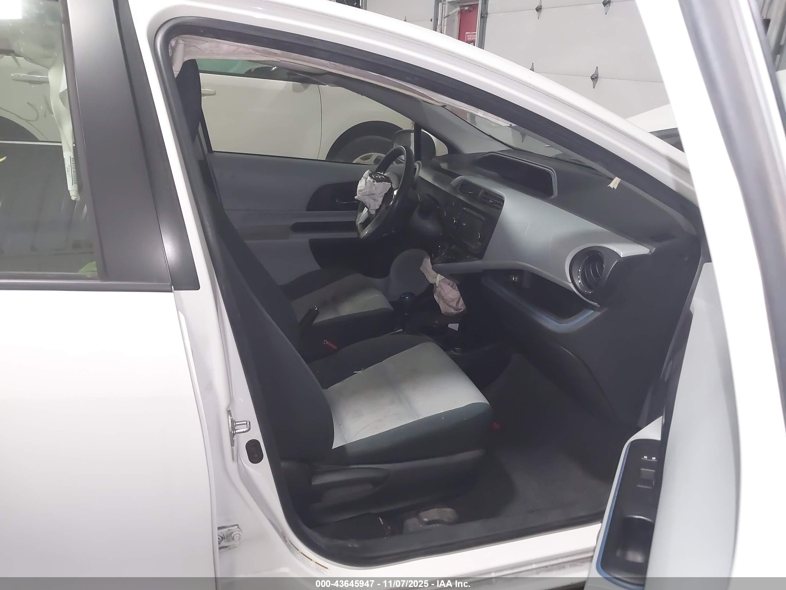 TOYOTA PRIUS image 5