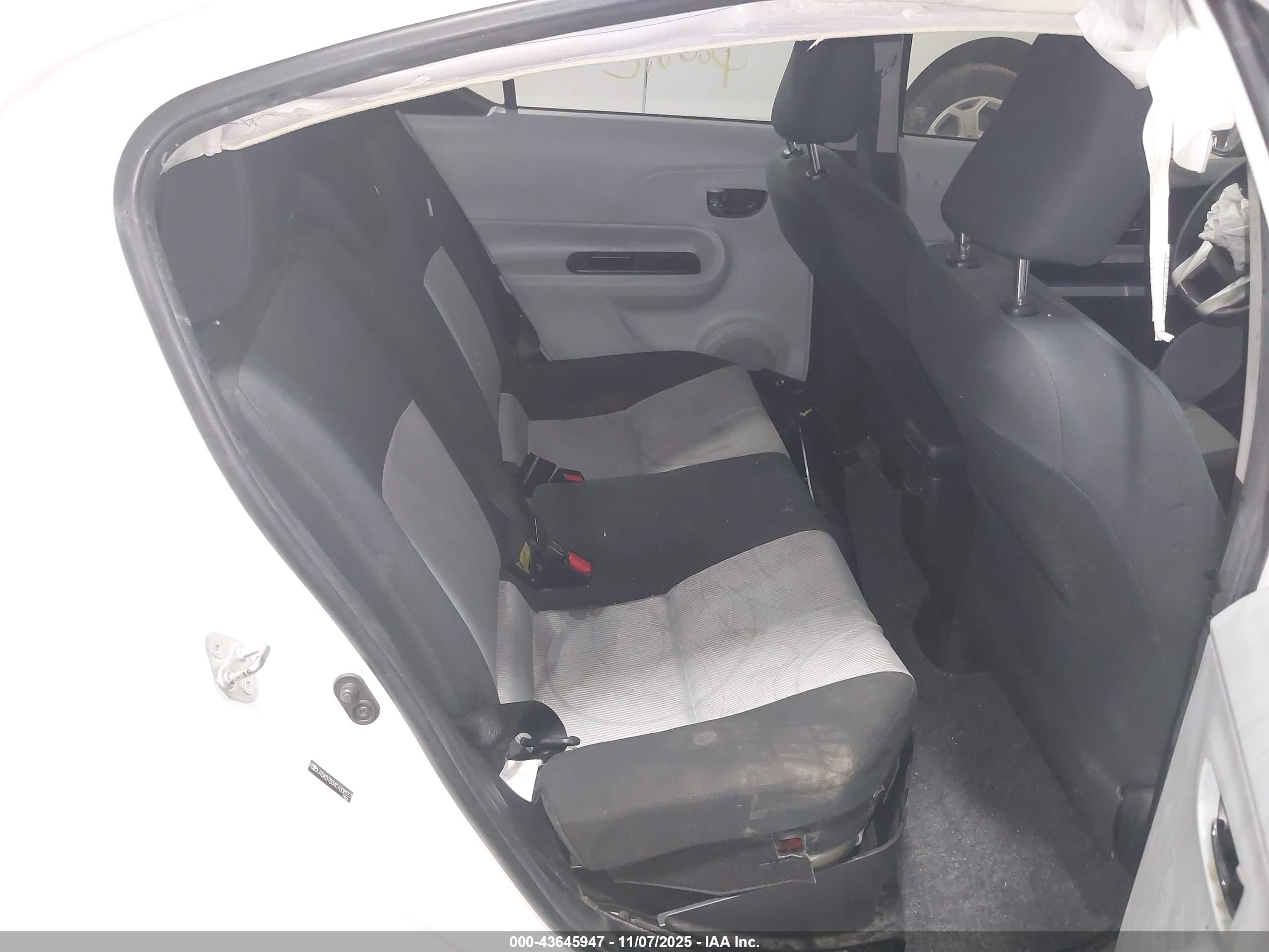 TOYOTA PRIUS image 8