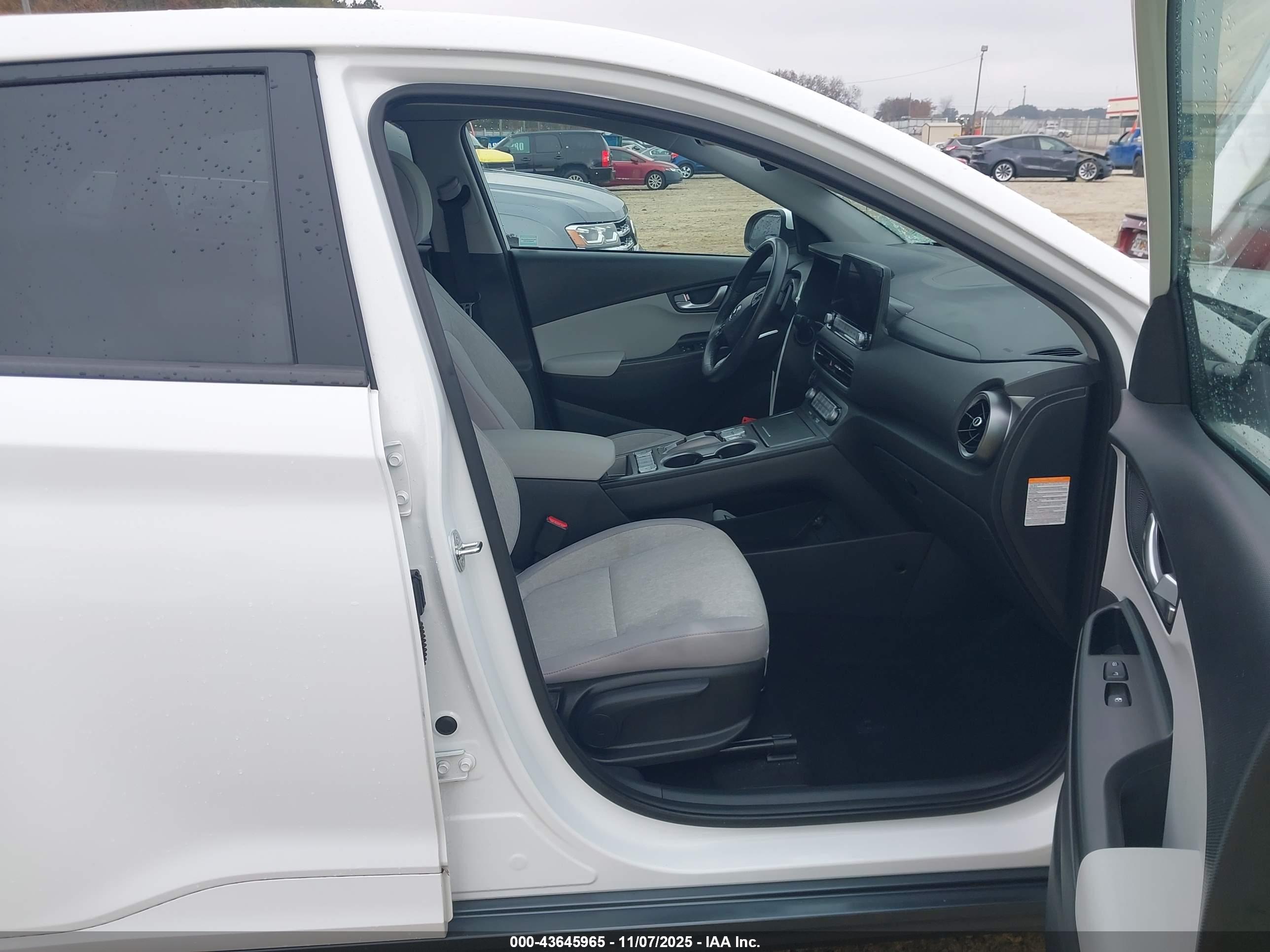 HYUNDAI KONA image 5