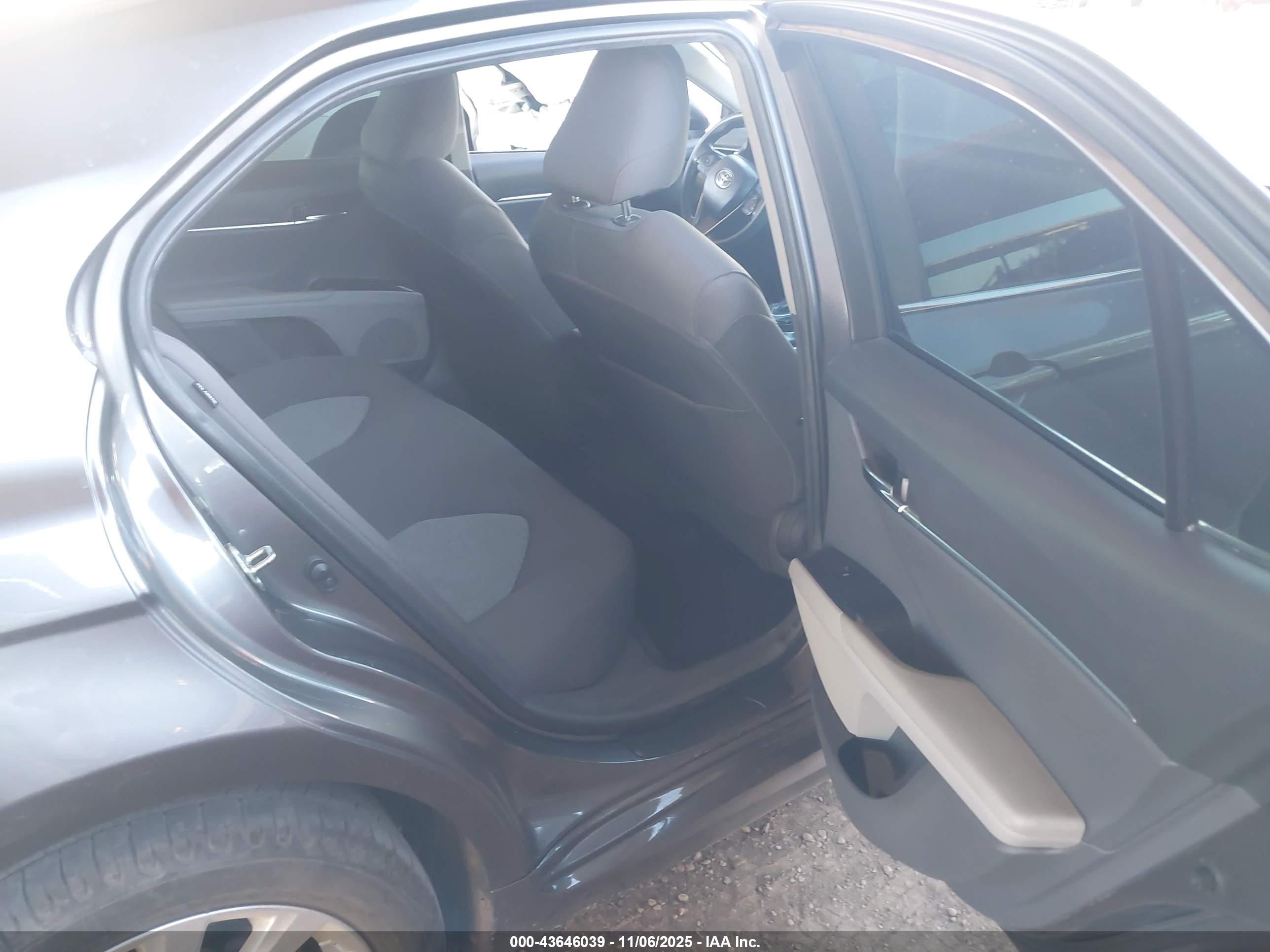 TOYOTA CAMRY image 8