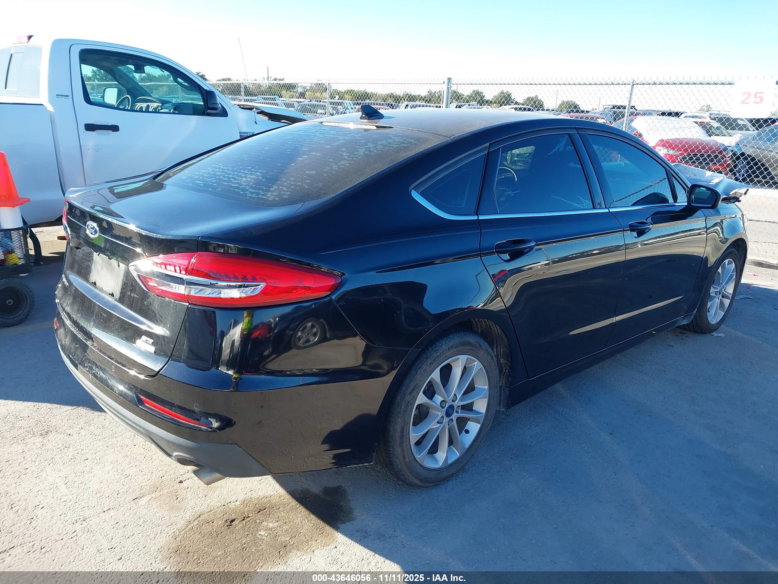 FORD FUSION image 4