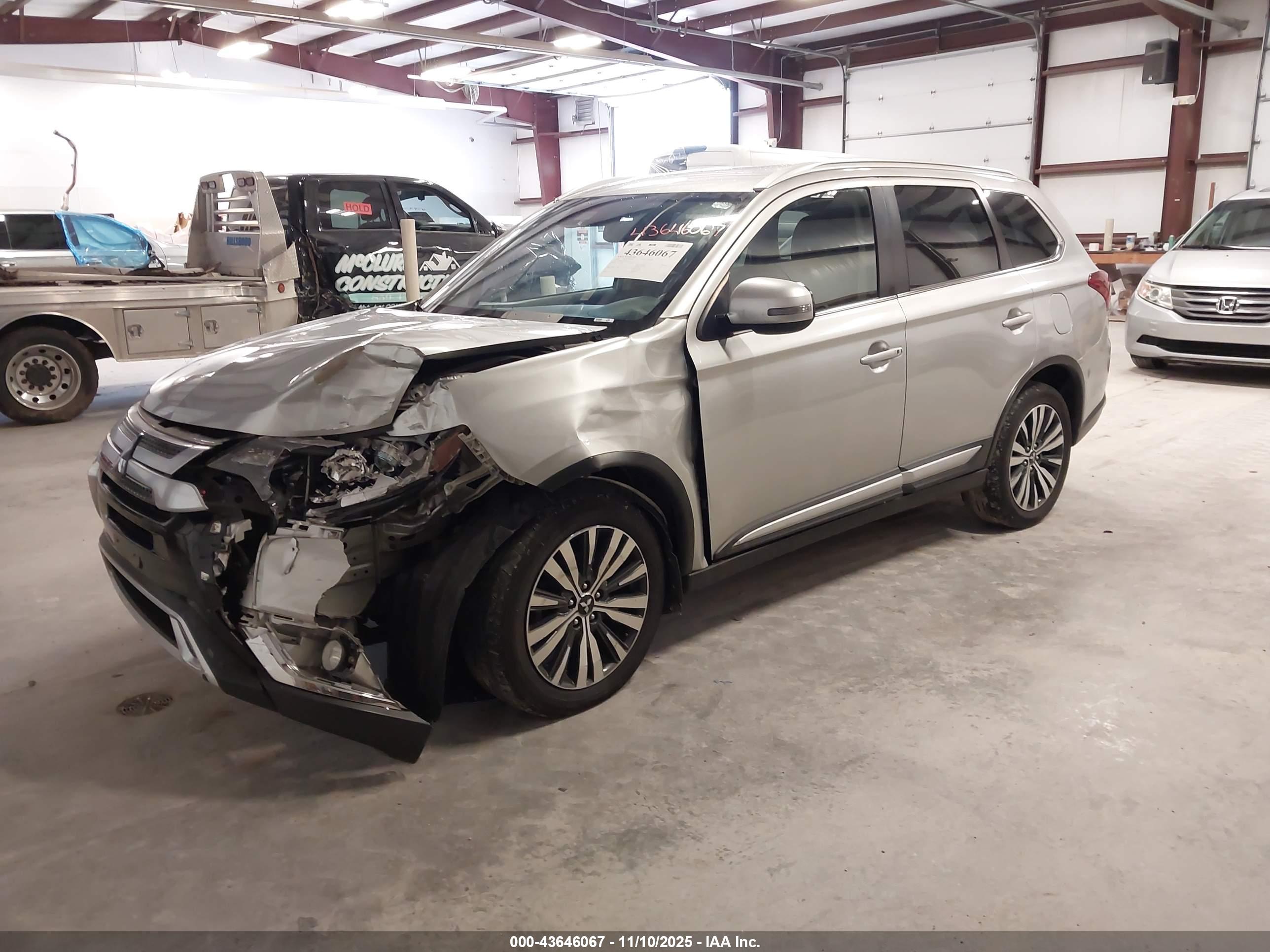 MITSUBISHI OUTLANDER image 2