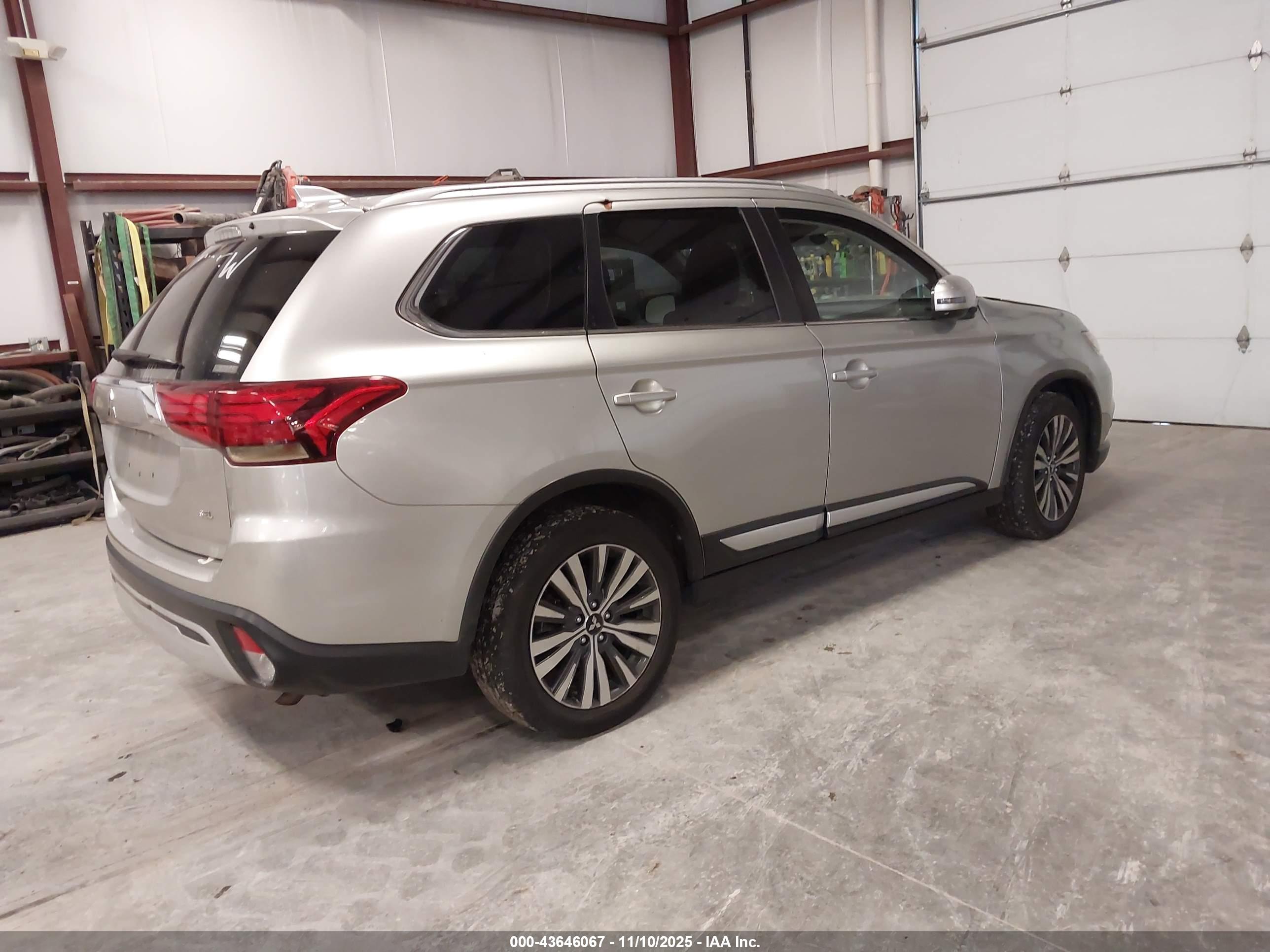 MITSUBISHI OUTLANDER image 4