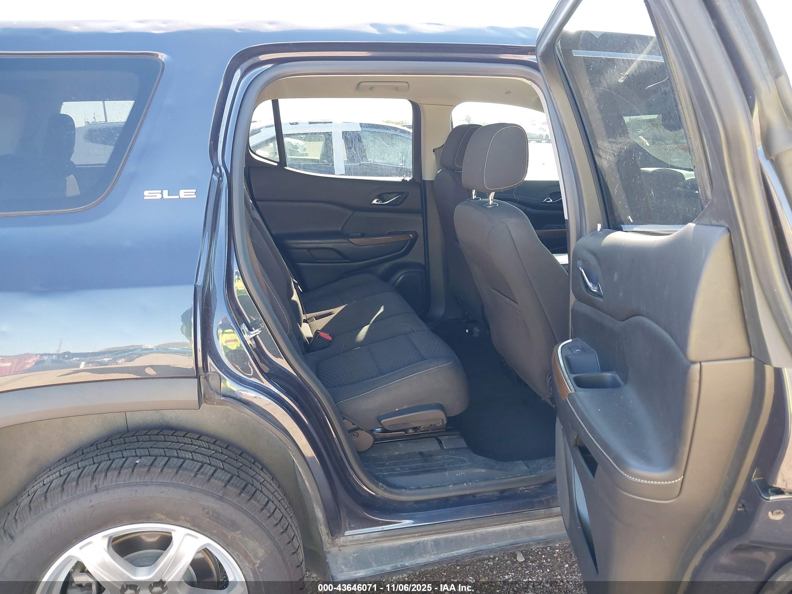 GMC ACADIA image 8