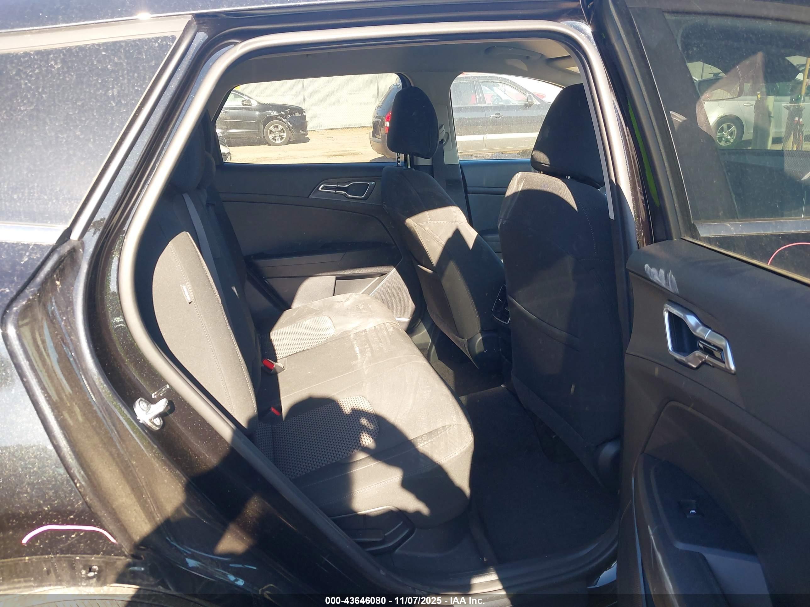 KIA SPORTAGE image 8