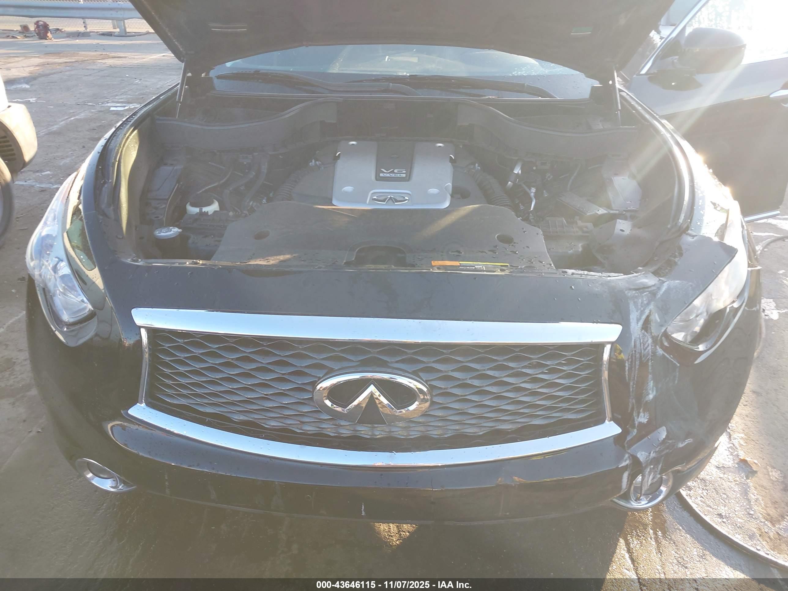 INFINITI QX70 image 10